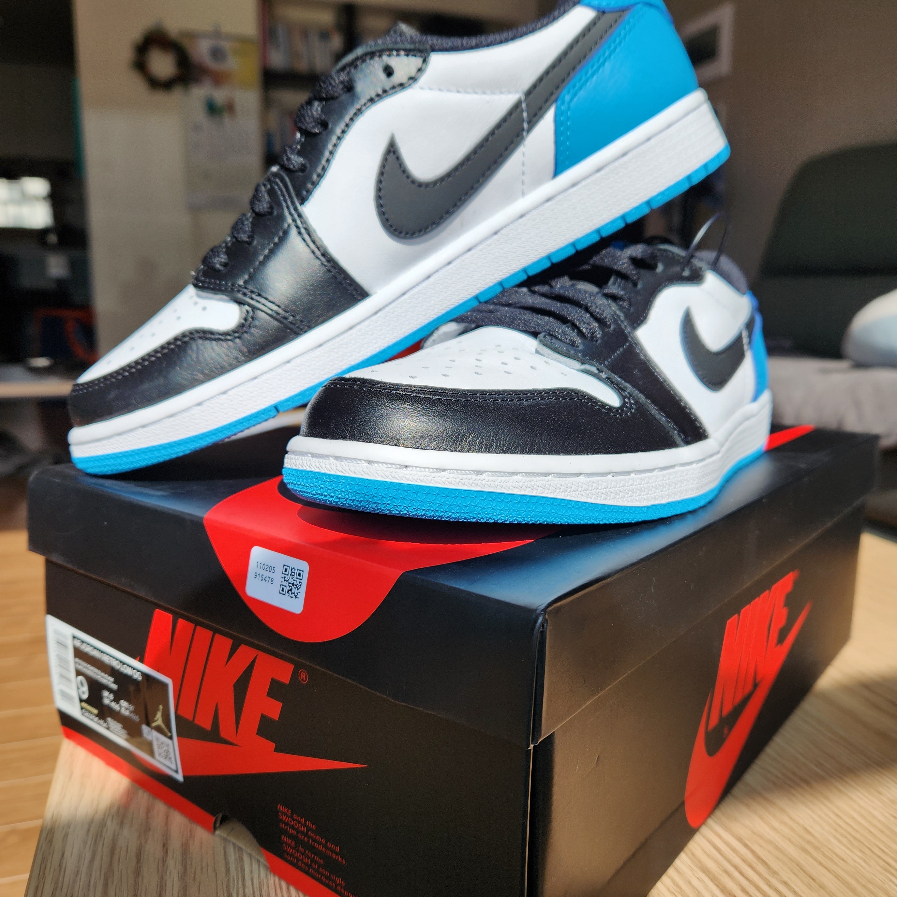 Jordan 1 Retro Low OG Black and Dark Powder Blue 착용 스타일 - 1