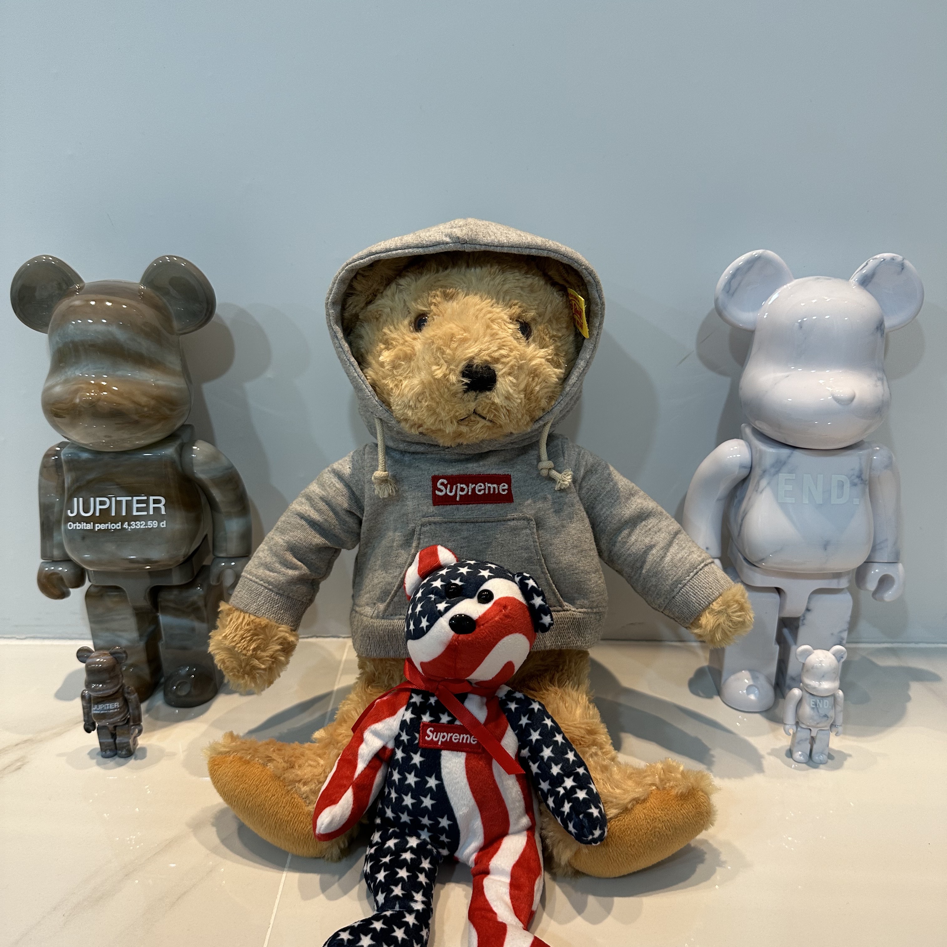Bearbrick Jupiter 100% & 400% Set, Bearbrick x END. Carrera 100% & 400% Set 착용 스타일