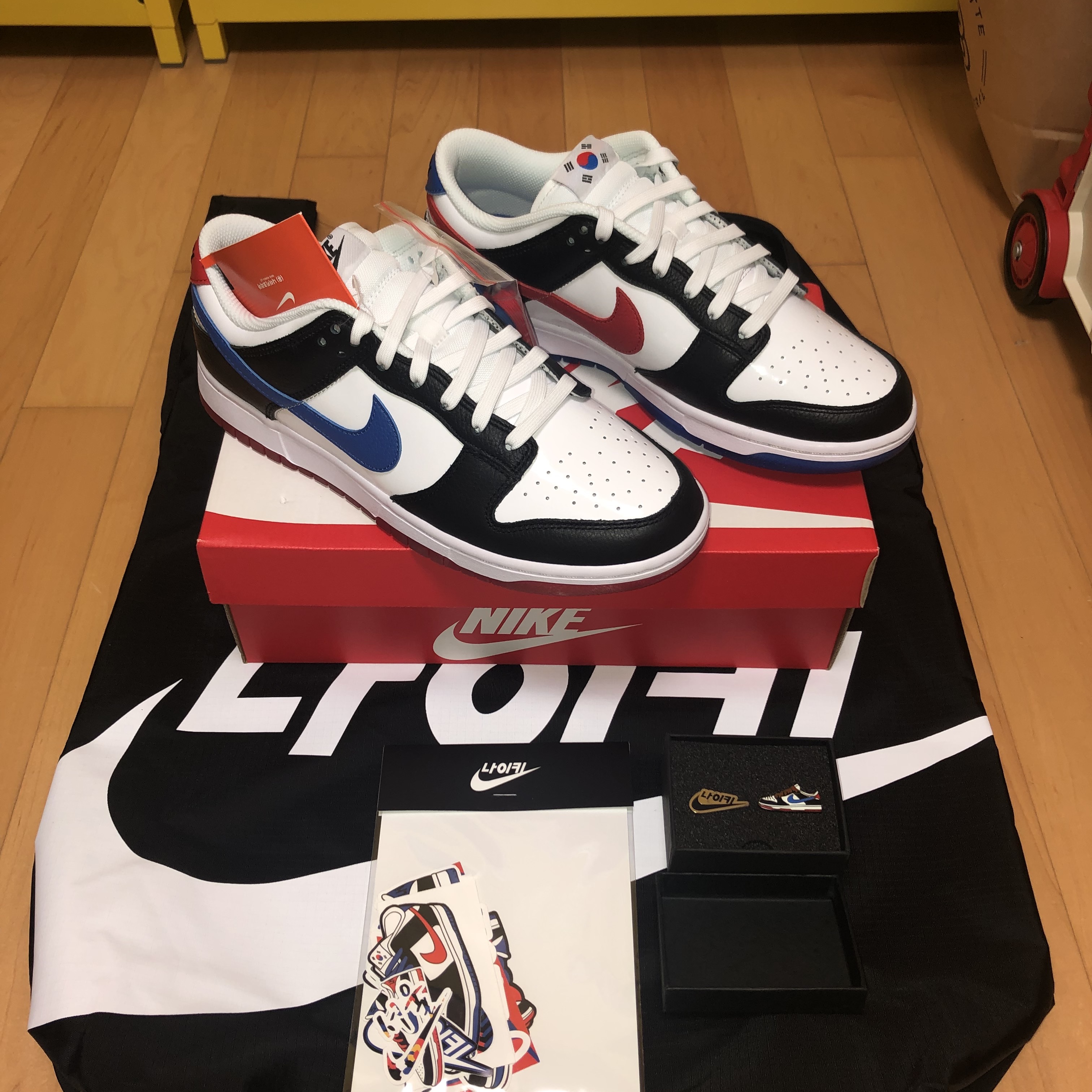 Nike Dunk Low SE Seoul (With Special Gift) 착용 스타일