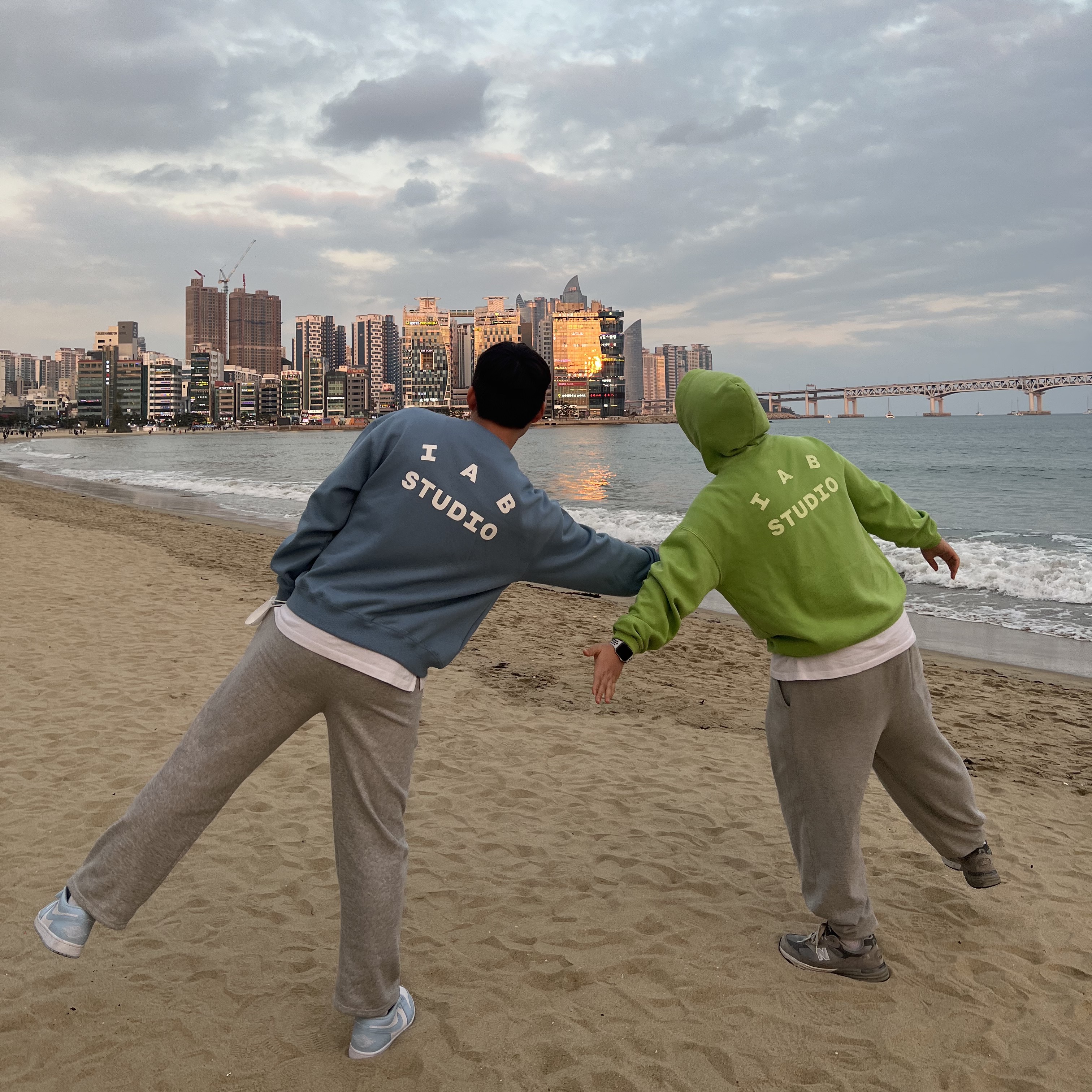 IAB Studio Crewneck Sky Blue, (W) Jordan 1 Low White Ice Blue 착용 스타일 - 2