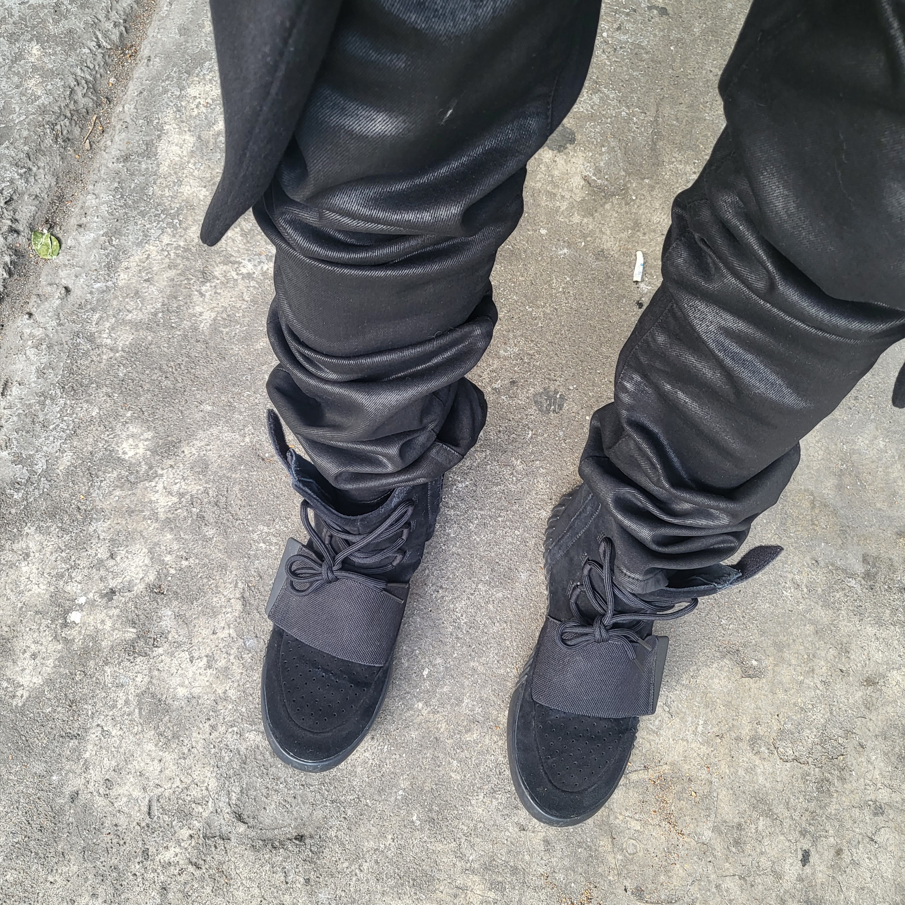 Undermycar Black Mamba Slim Fit Red Stitch Wax Coating Jeans Rumba Red - 22FW 착용 스타일