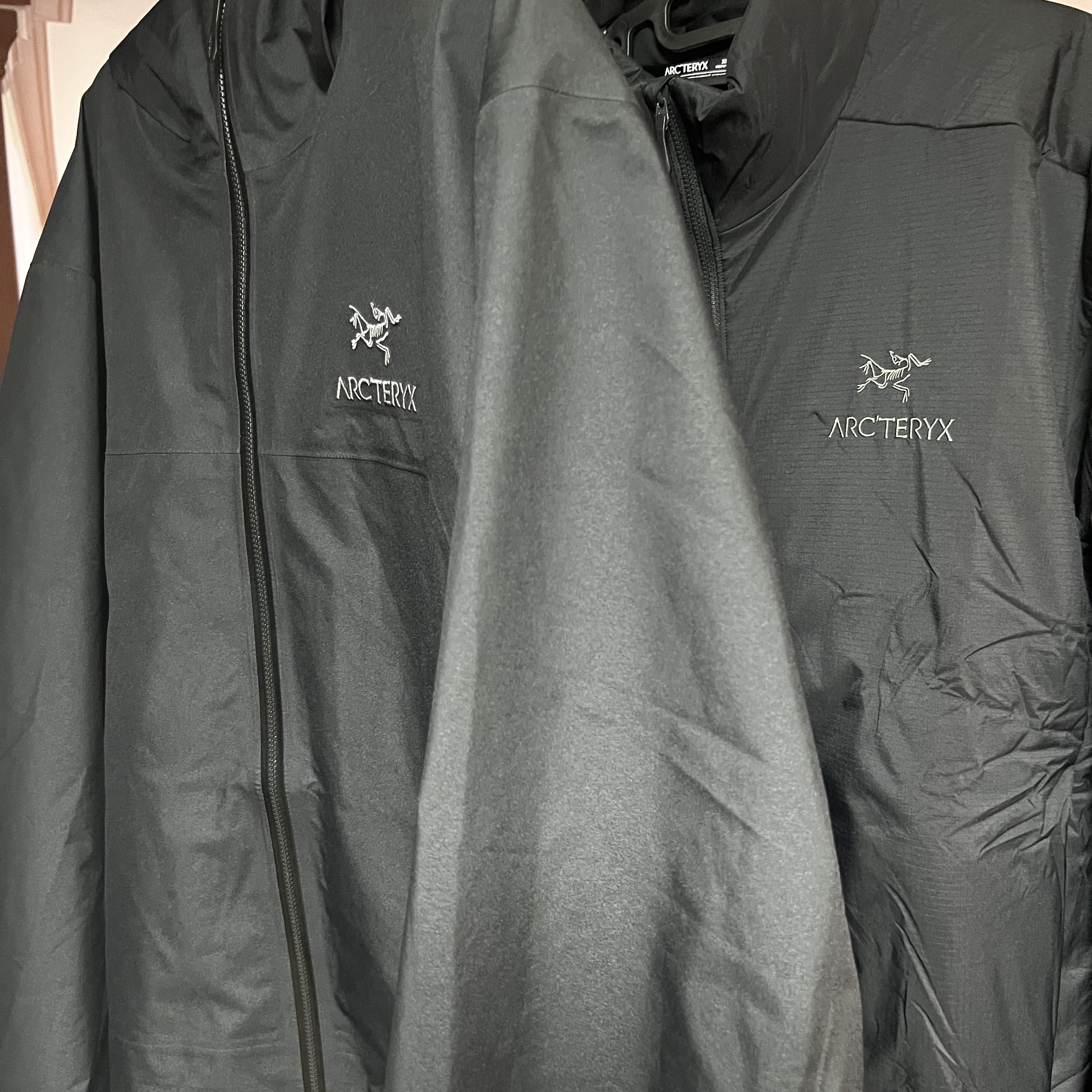 Arc'teryx Atom AR Jacket Black, Arc'teryx Beta Jacket Black 착용 스타일 - 1