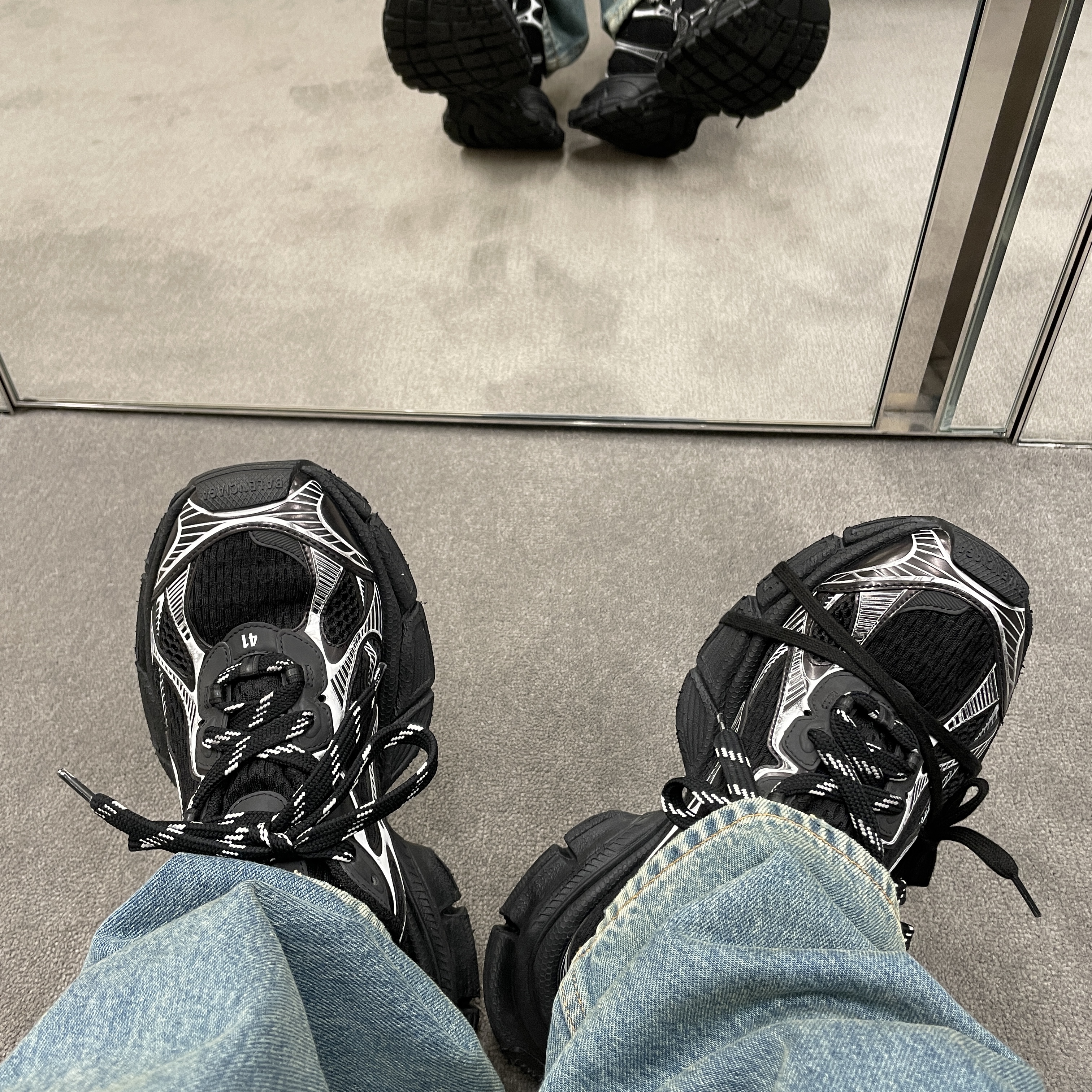 Balenciaga 3XL Sneakers Black White 착용 스타일 - 1