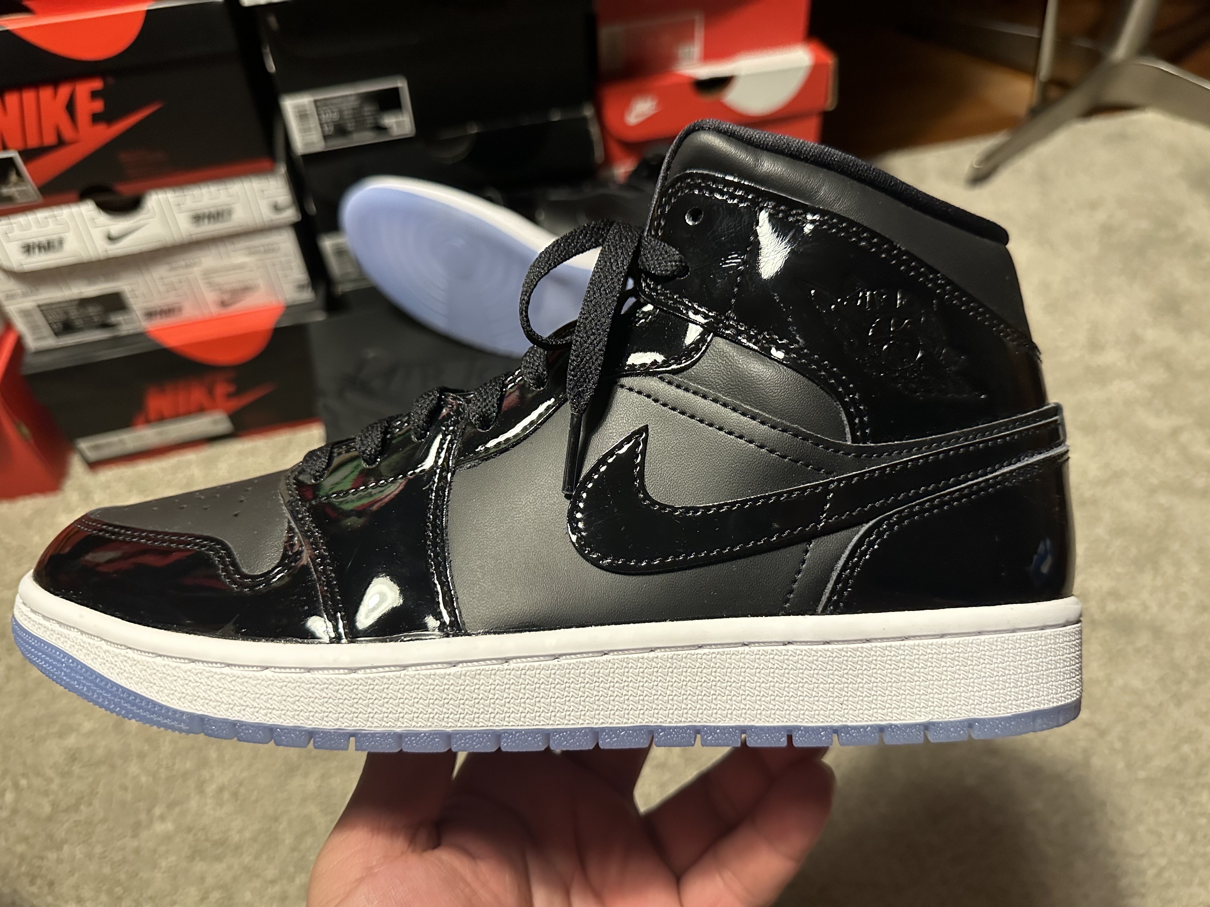 Jordan 1 Mid SE Black Dark Concord 착용 스타일 - 2