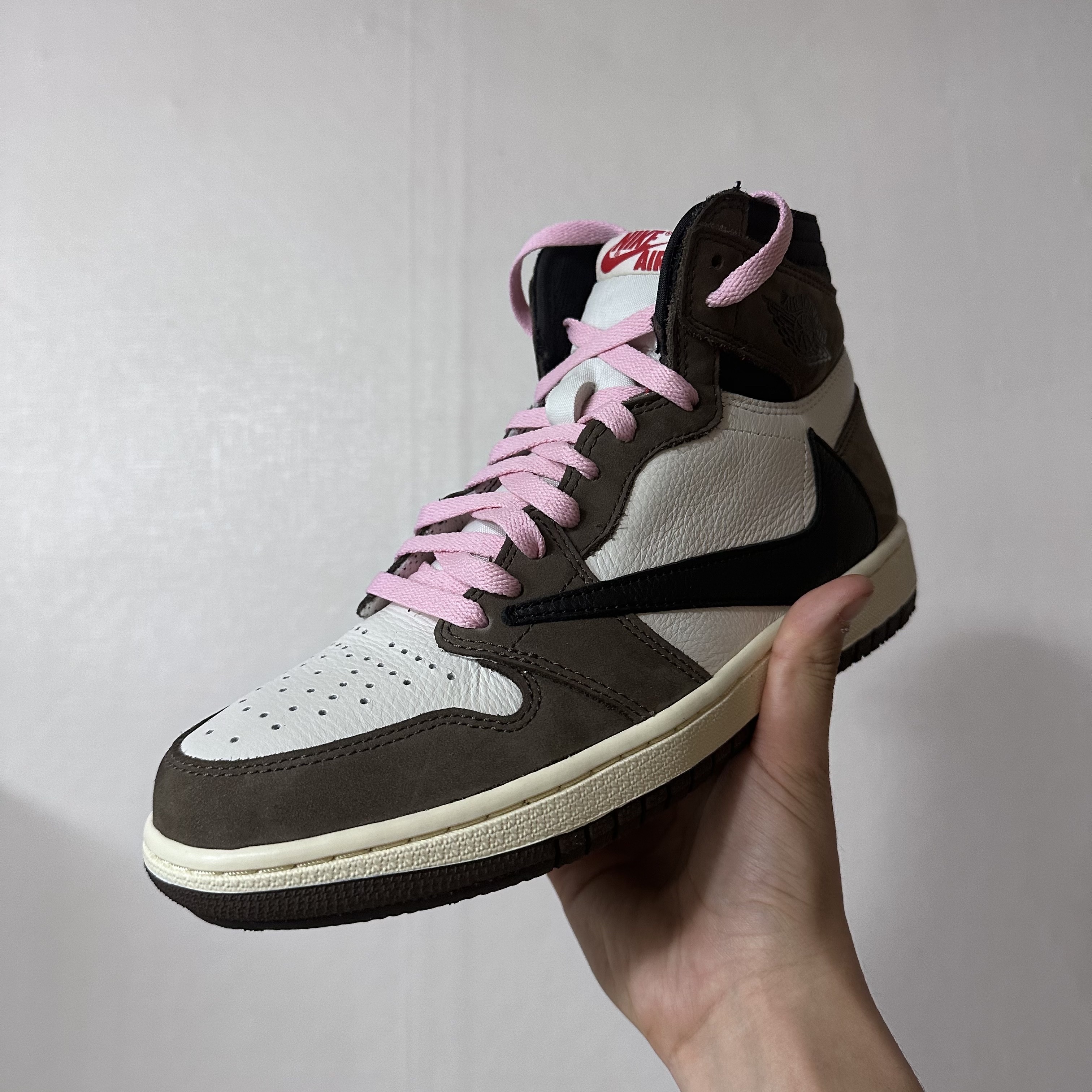 Jordan 1 x Travis Scott Retro High OG SP Mocha 착용 스타일 - 1