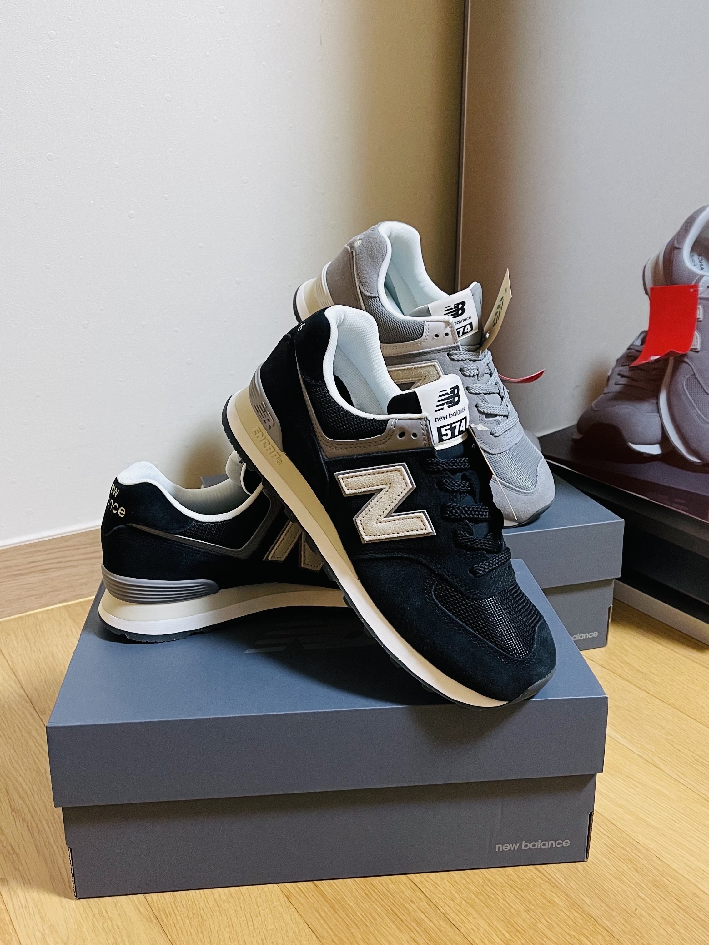 New Balance 574 Classics Reimagined Gray, New Balance 574 Classics Reimagined Black 착용 스타일