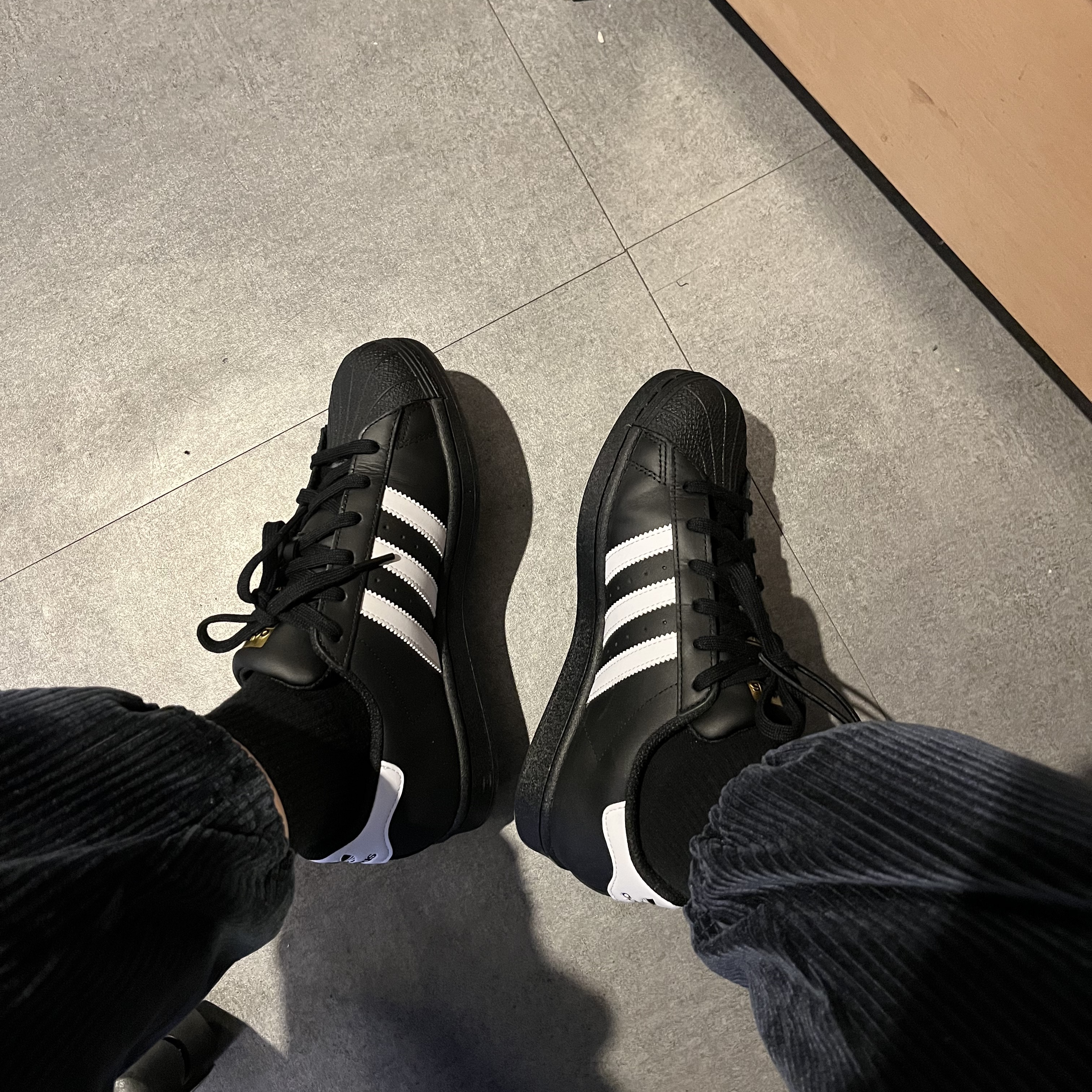 Adidas Superstar Core Black White 착용 스타일