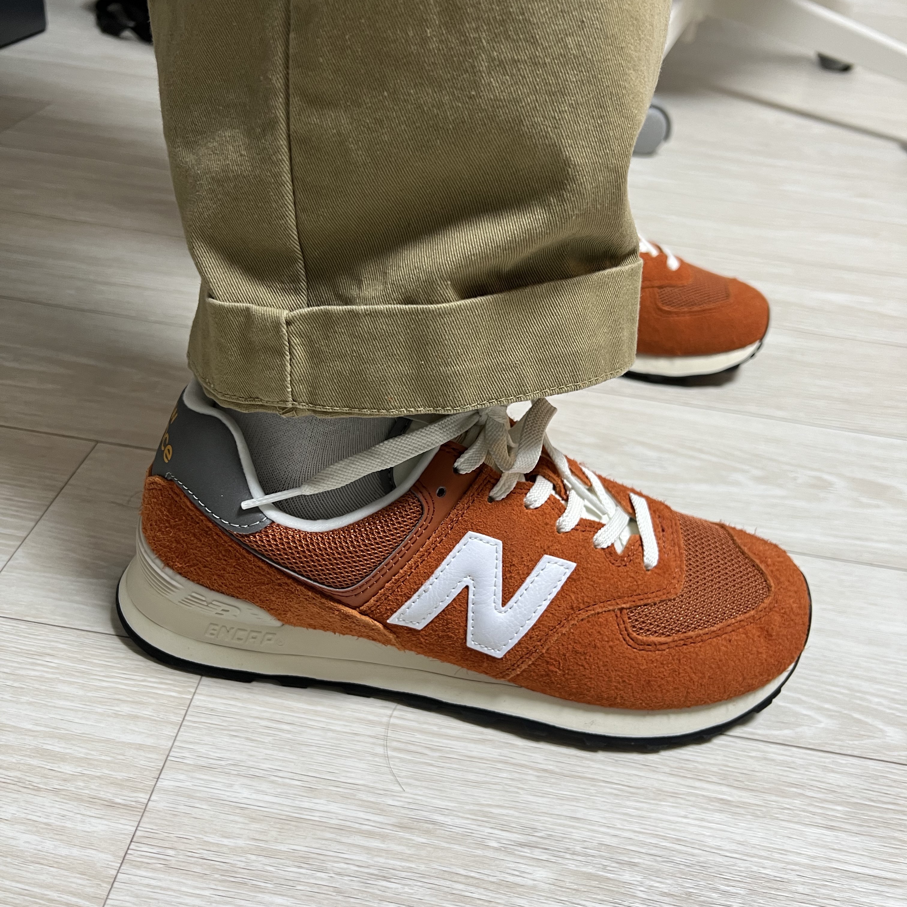 New Balance 574 Heritage Orange Burst White 착용 스타일 - 1