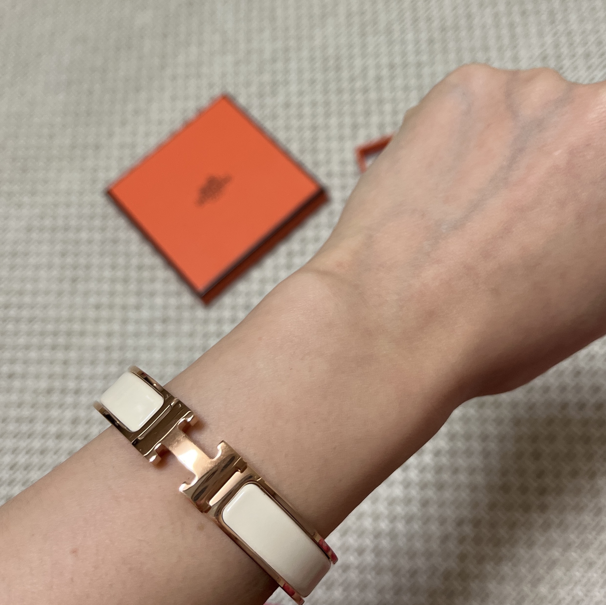(W) Hermes Clic H Bracelet Rose Gold & Creme 착용 스타일