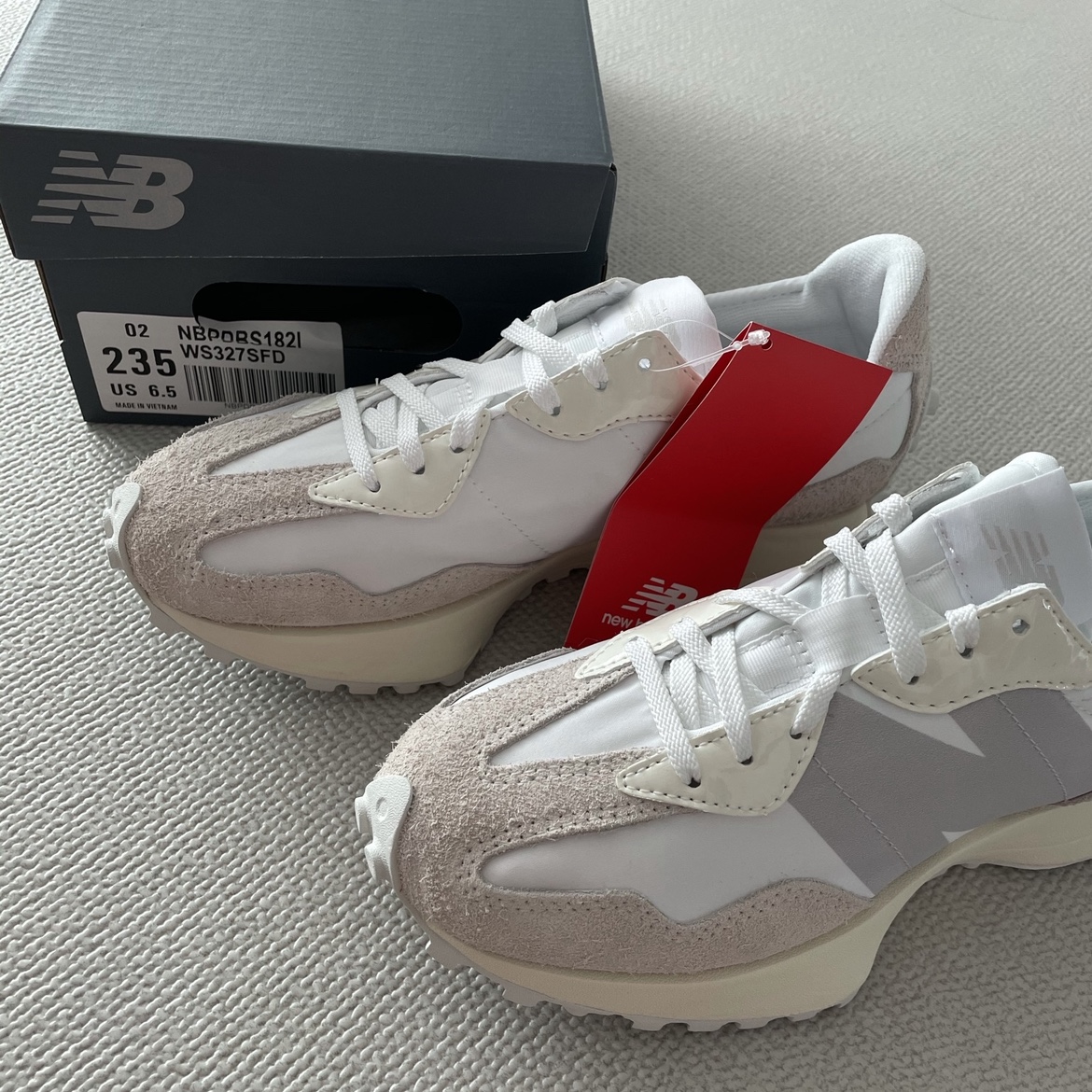 (W) New Balance 327 White Moonbeam 착용 스타일