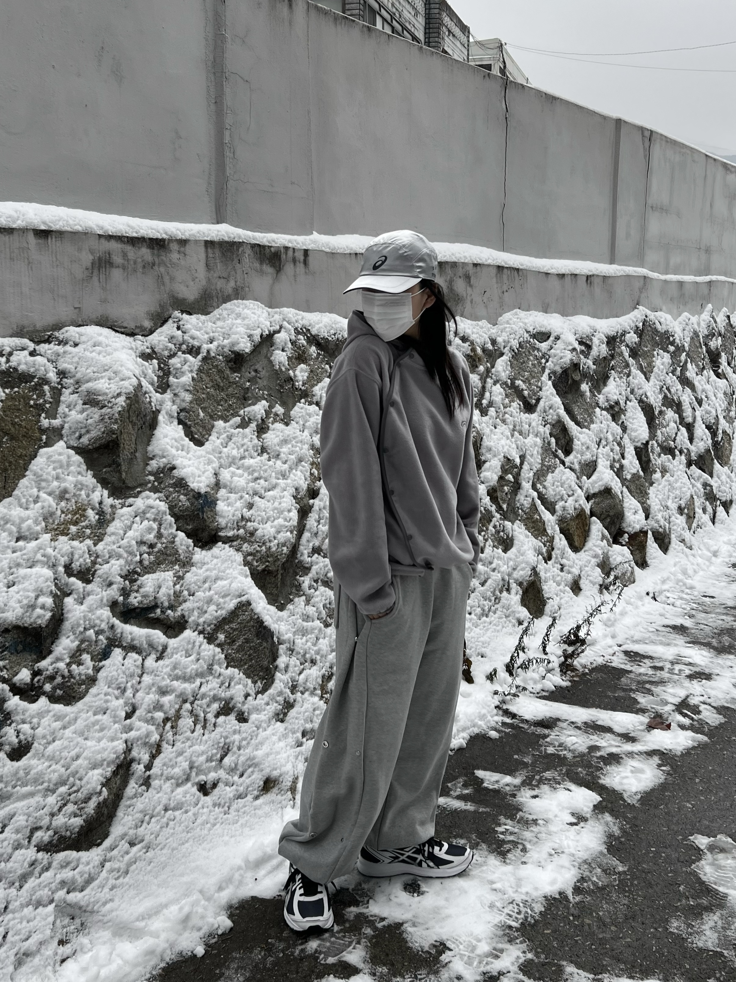 IAB Studio x Asics Silver Woven Cap 착용 스타일 - 2