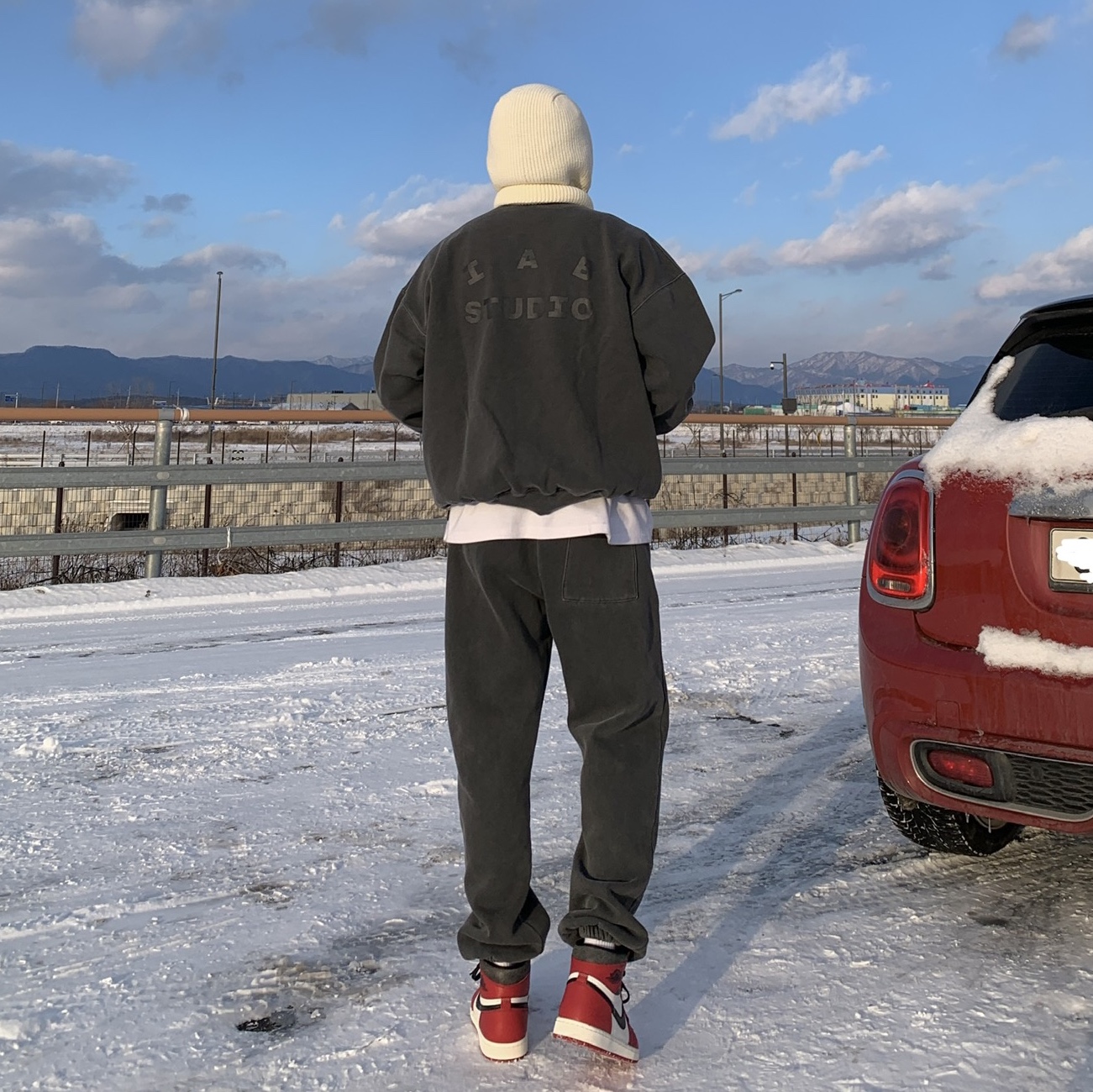 IAB Studio Pigment Hoodie & Sack Black, IAB Studio Pigment Sweatshirt & Mini Bag Black 착용 스타일 - 2