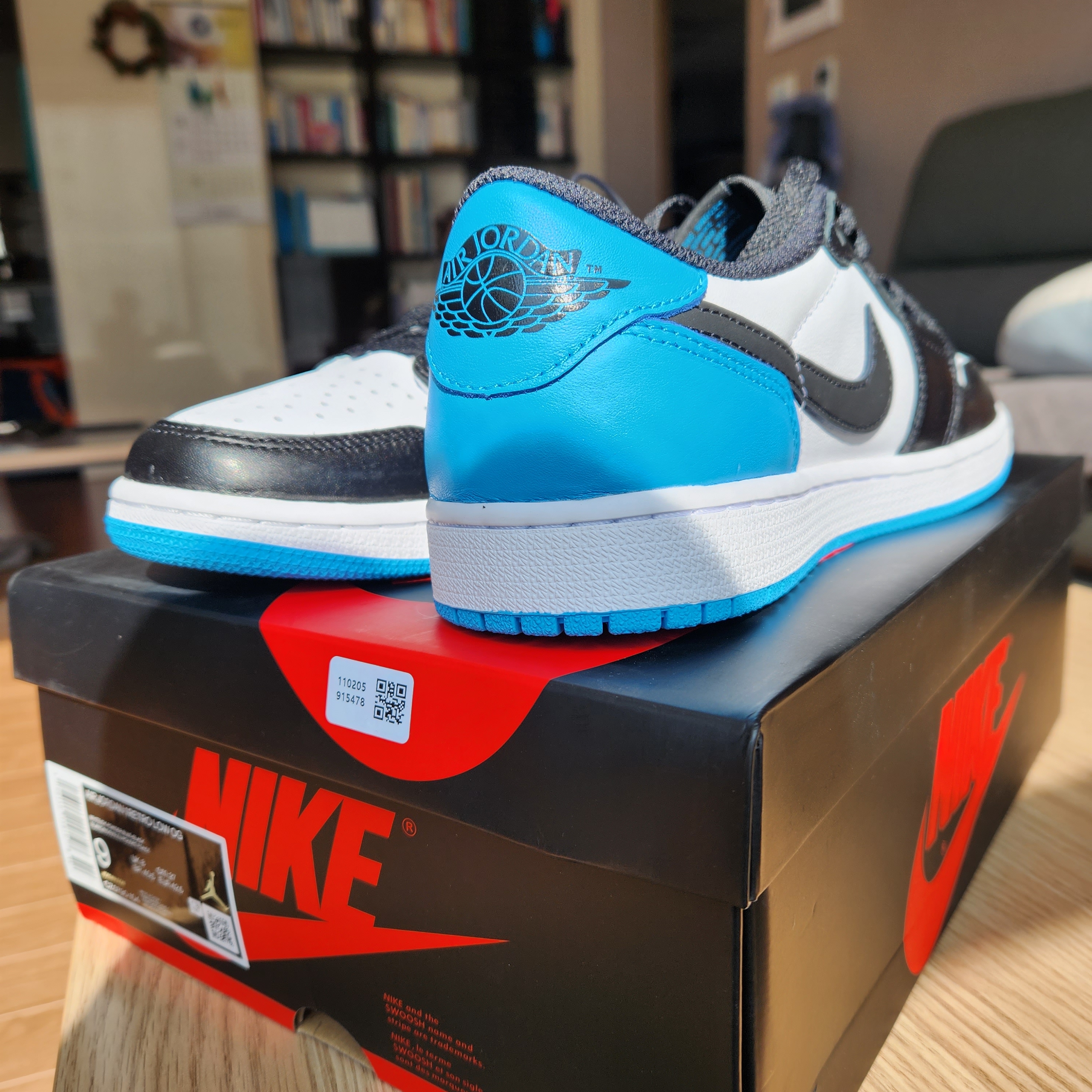 Jordan 1 Retro Low OG Black and Dark Powder Blue 착용 스타일 - 2