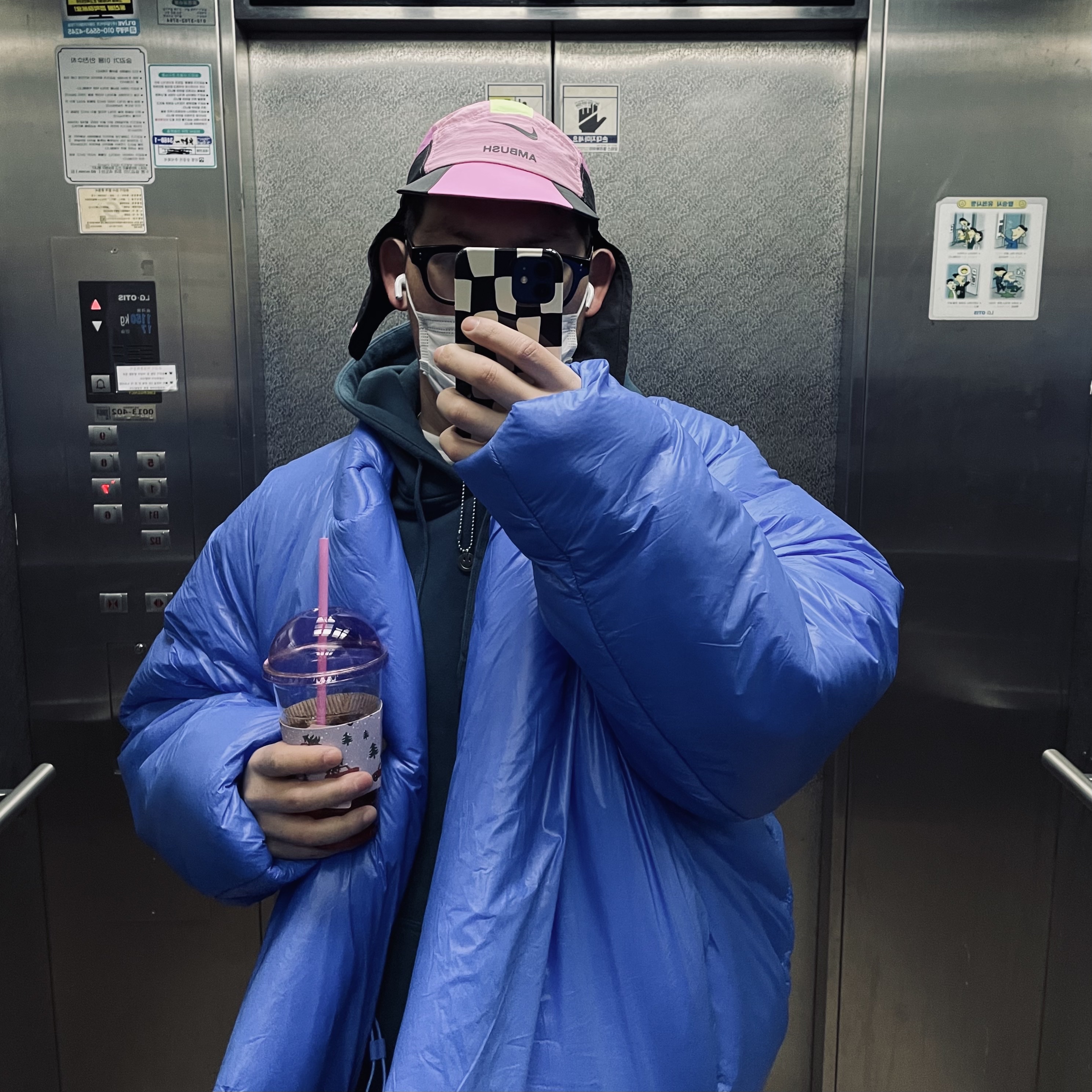 Yeezy Gap Round Jacket Blue, Nike x Ambush NRG AW84 Cap Magic Flamingo 착용 스타일