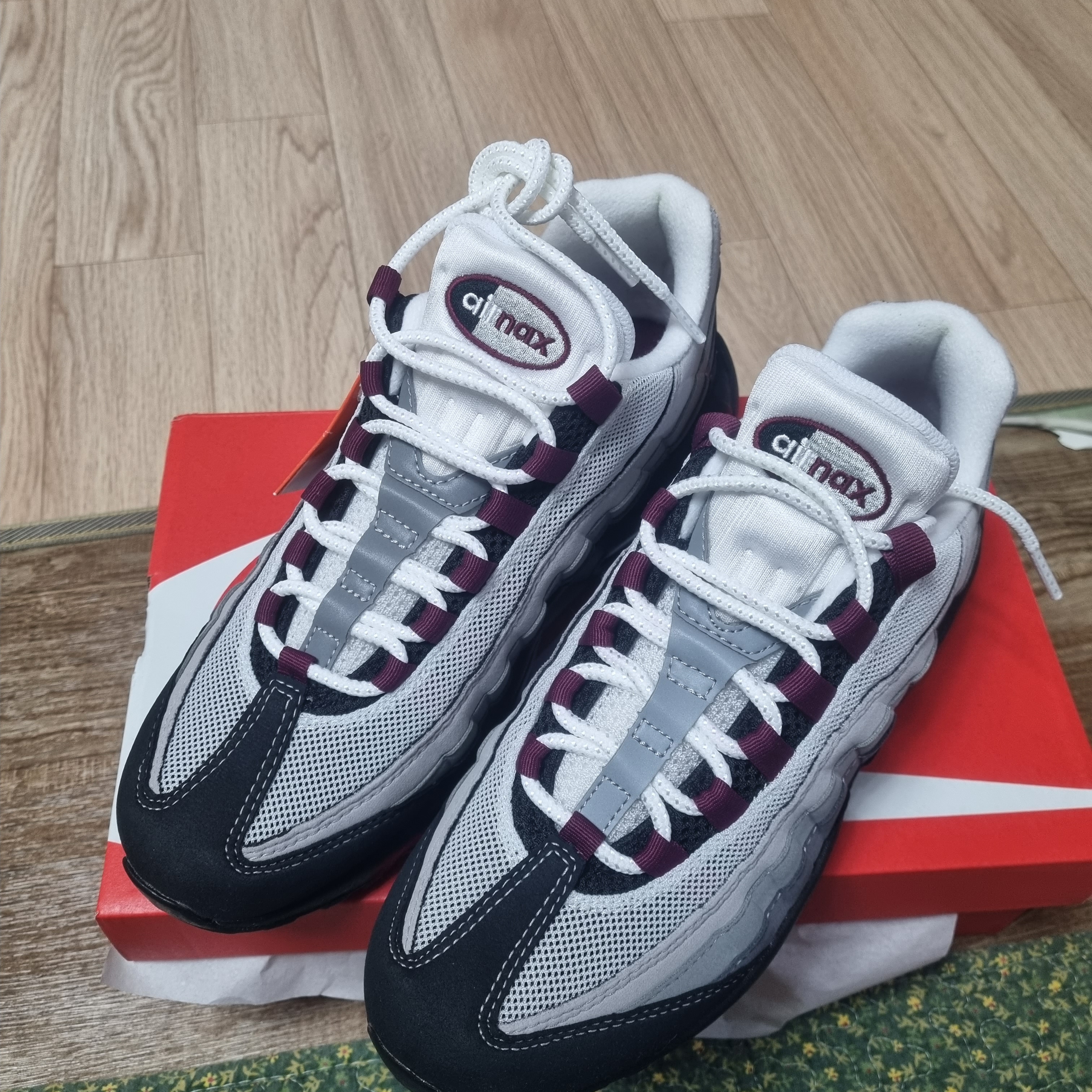 Nike Air Max 95 Pearl Grey and Dark Beetroot 착용 스타일 - 2