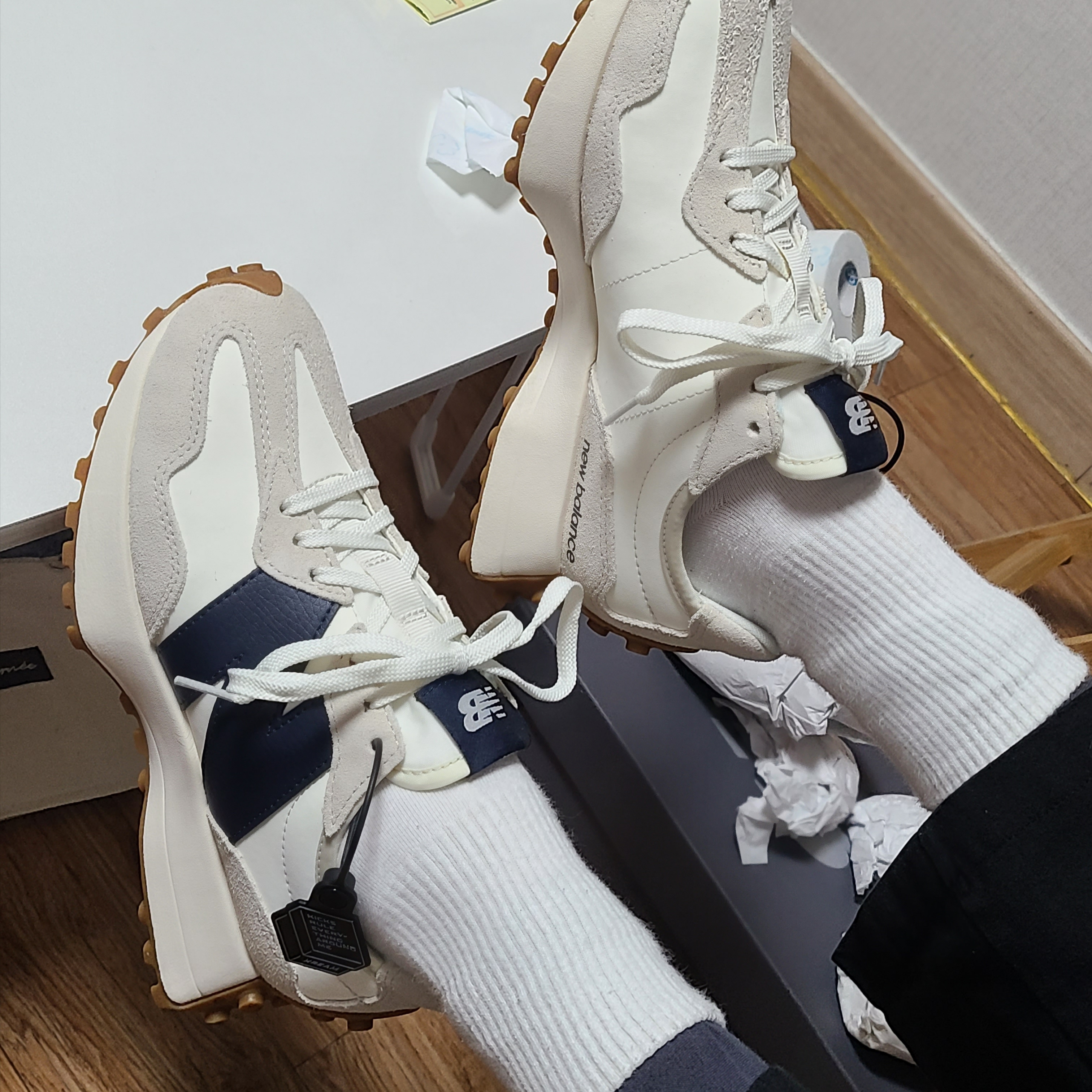 (W) New Balance 327 Beige Gum 착용 스타일 - 1