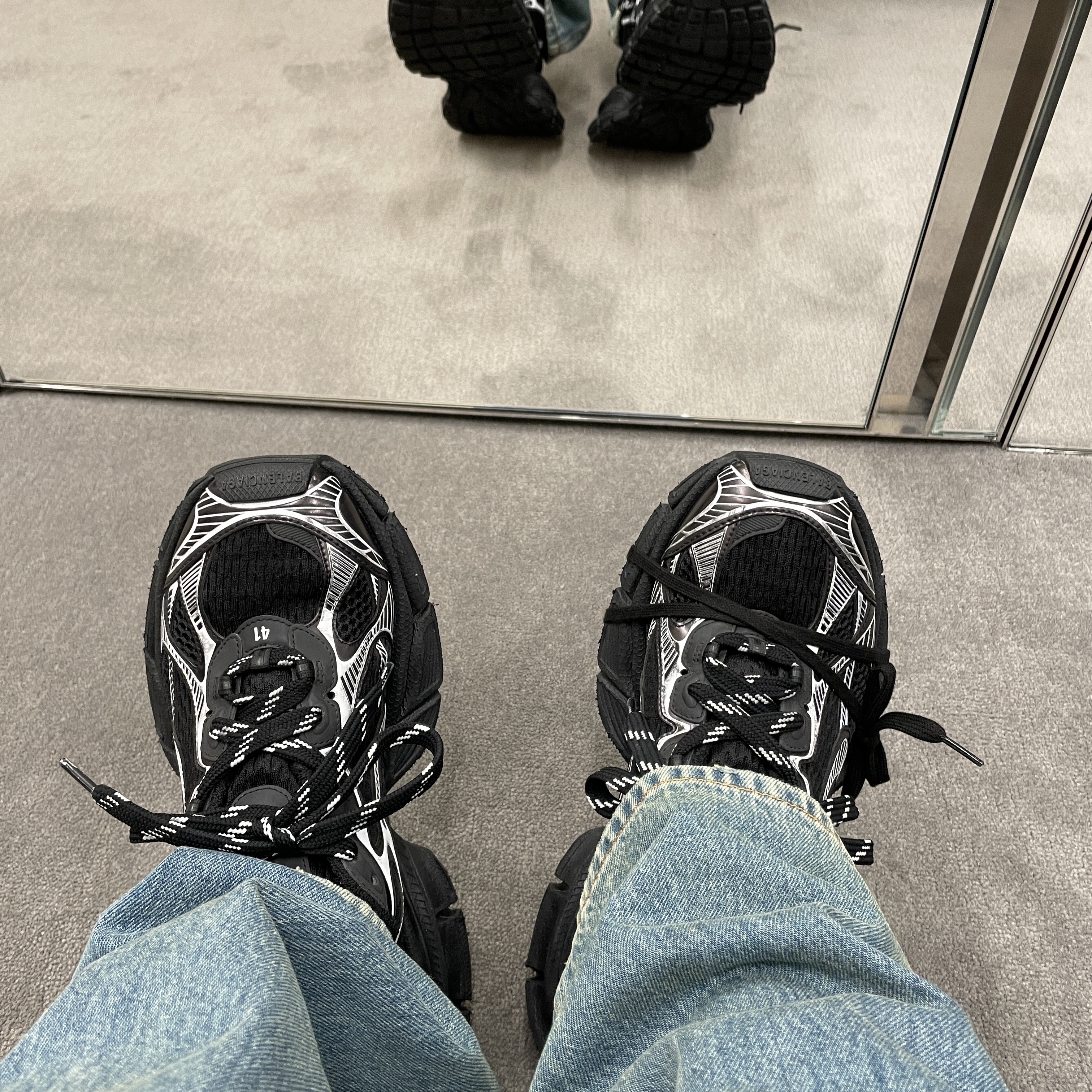 Balenciaga 3XL Sneakers Black White 착용 스타일 - 2