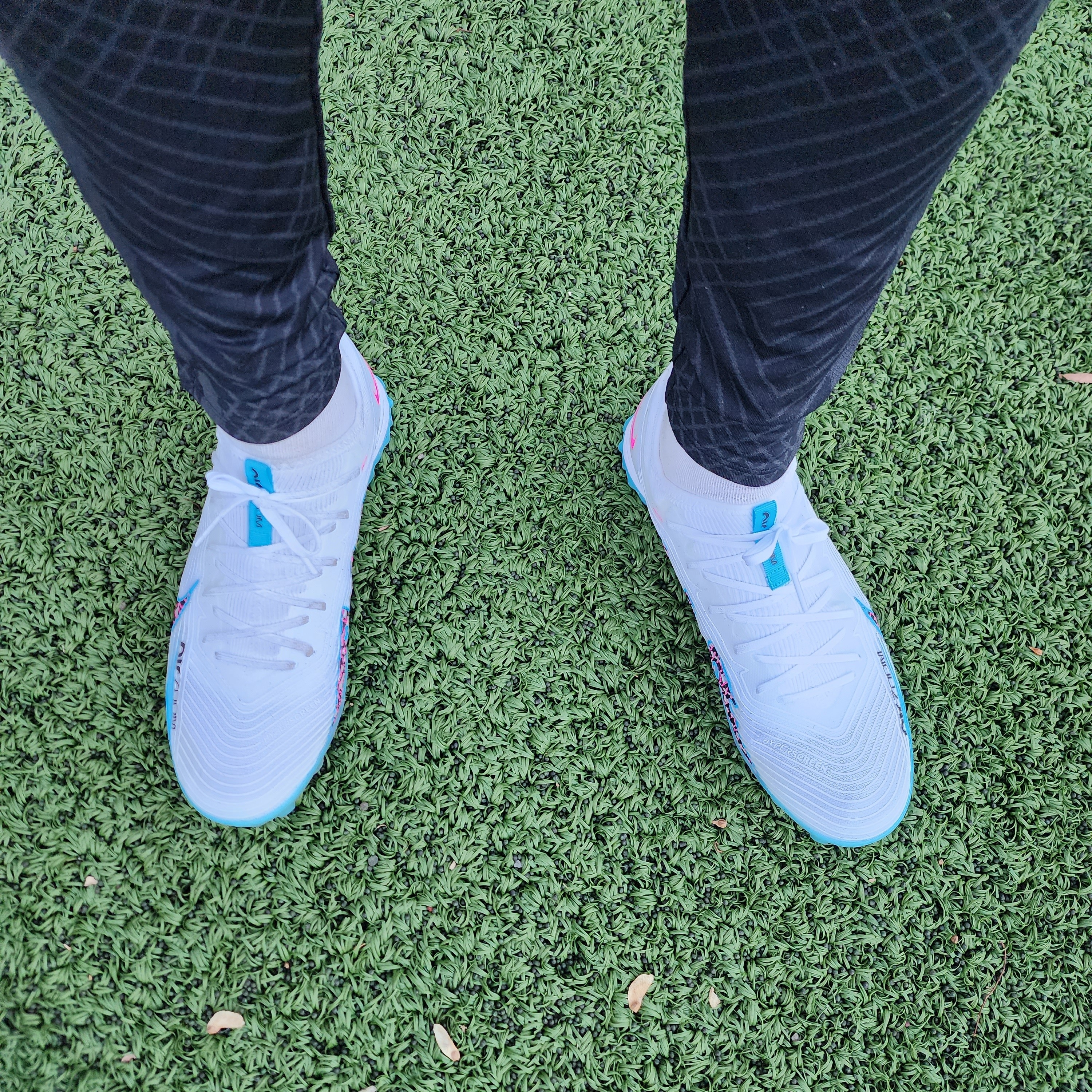 Nike Zoom Mercurial Vapor 15 Pro TF White Baltic Blue, Nike Zoom Mercurial Vapor 15 Pro TF Cave Purple 착용 스타일 - 2