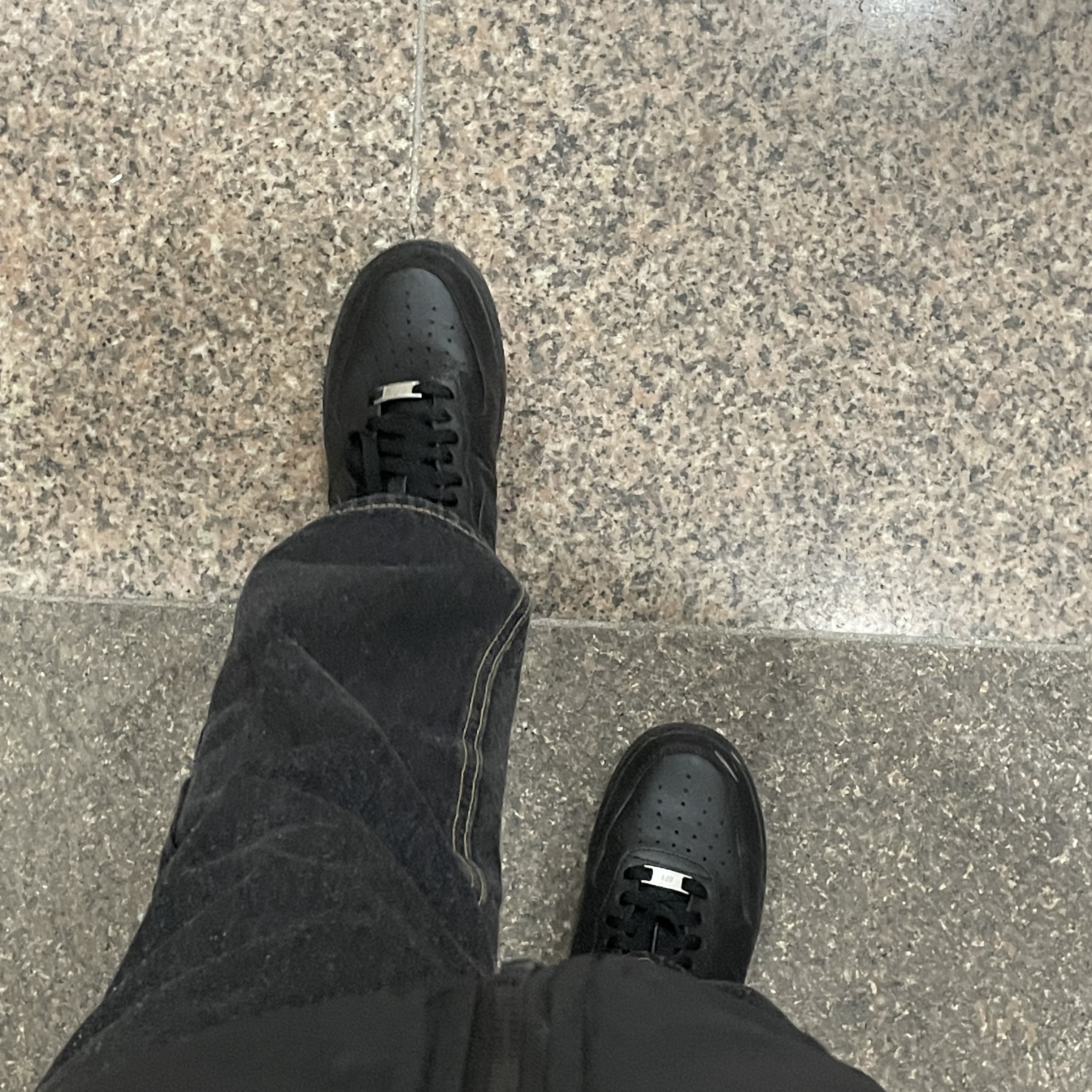 Nike Air Force 1 '07 Low Triple Black 착용 스타일
