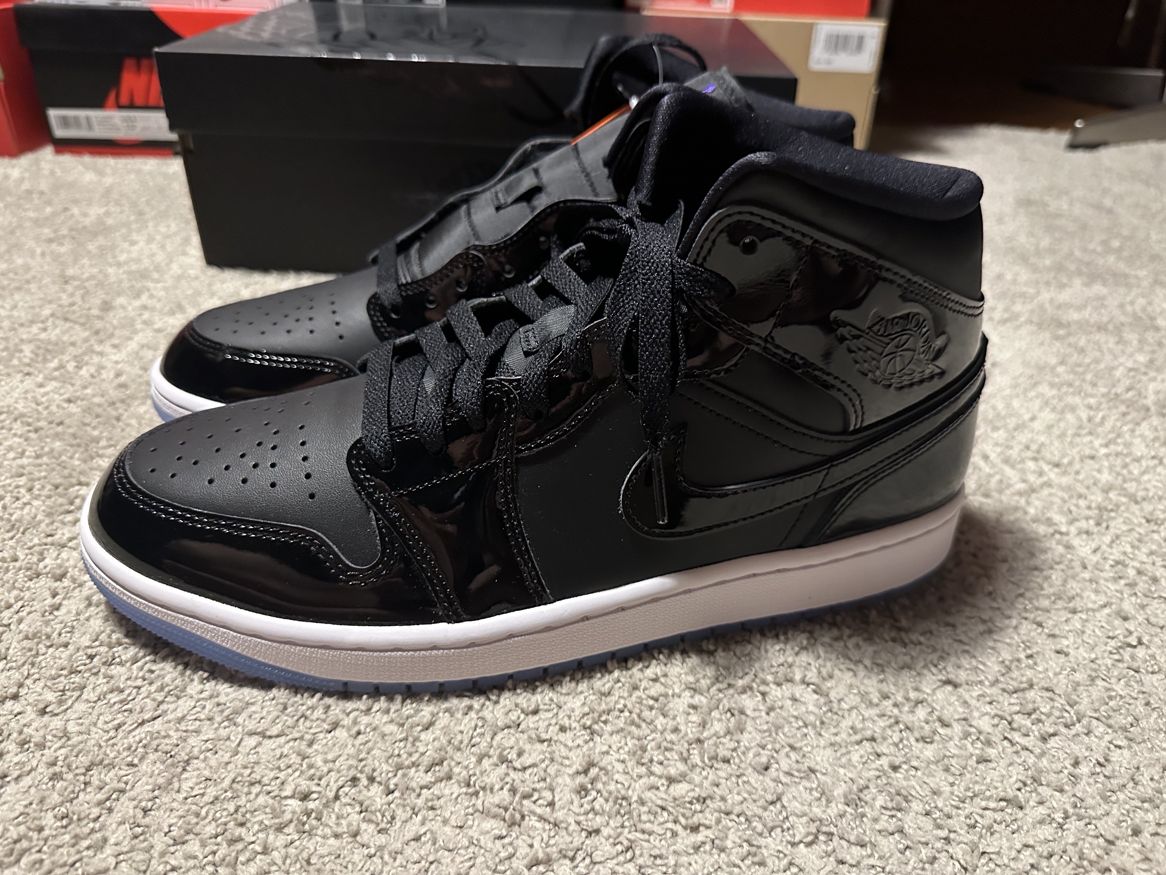 Jordan 1 Mid SE Black Dark Concord 착용 스타일 - 1