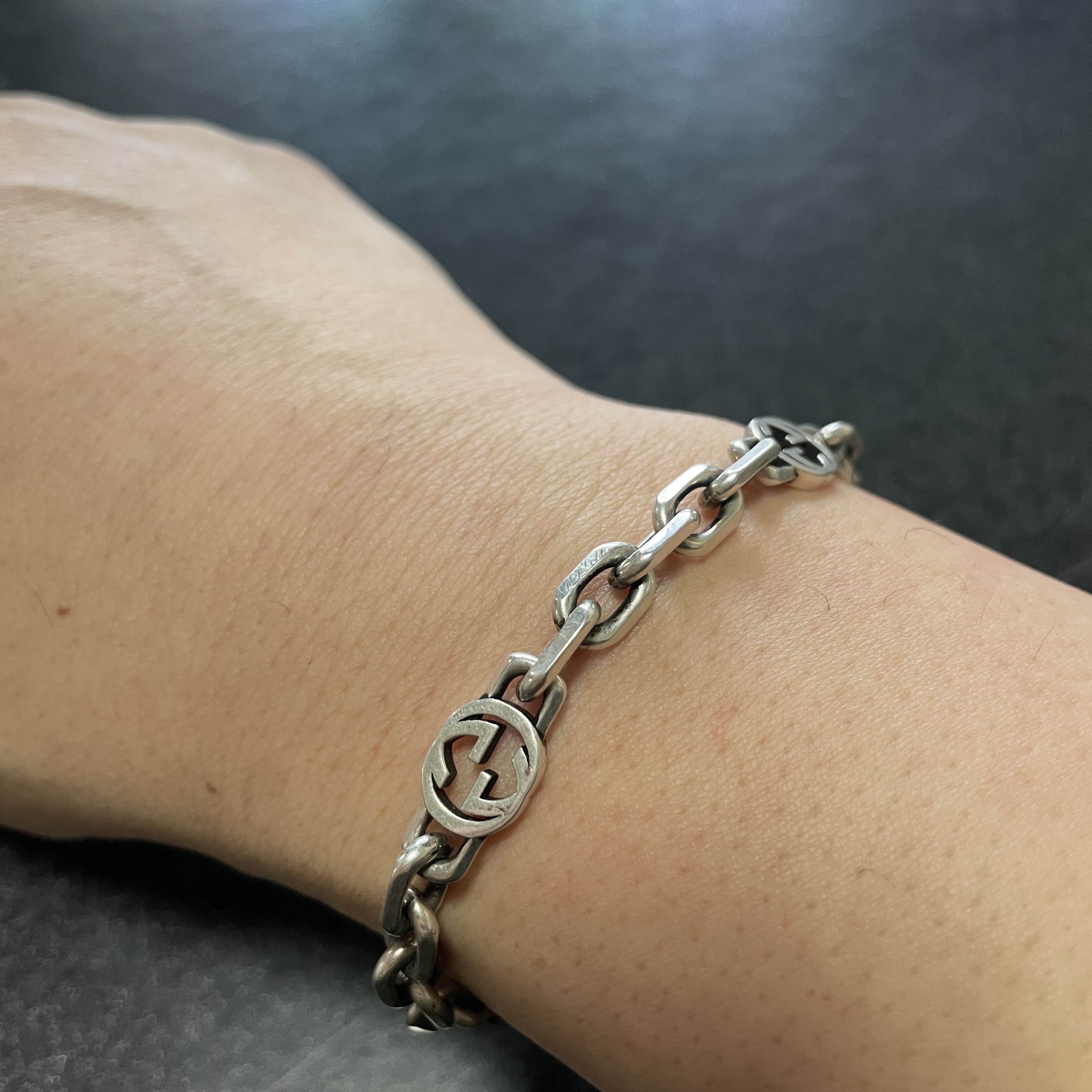 Gucci Interlocking G Bracelet Silver 착용 스타일