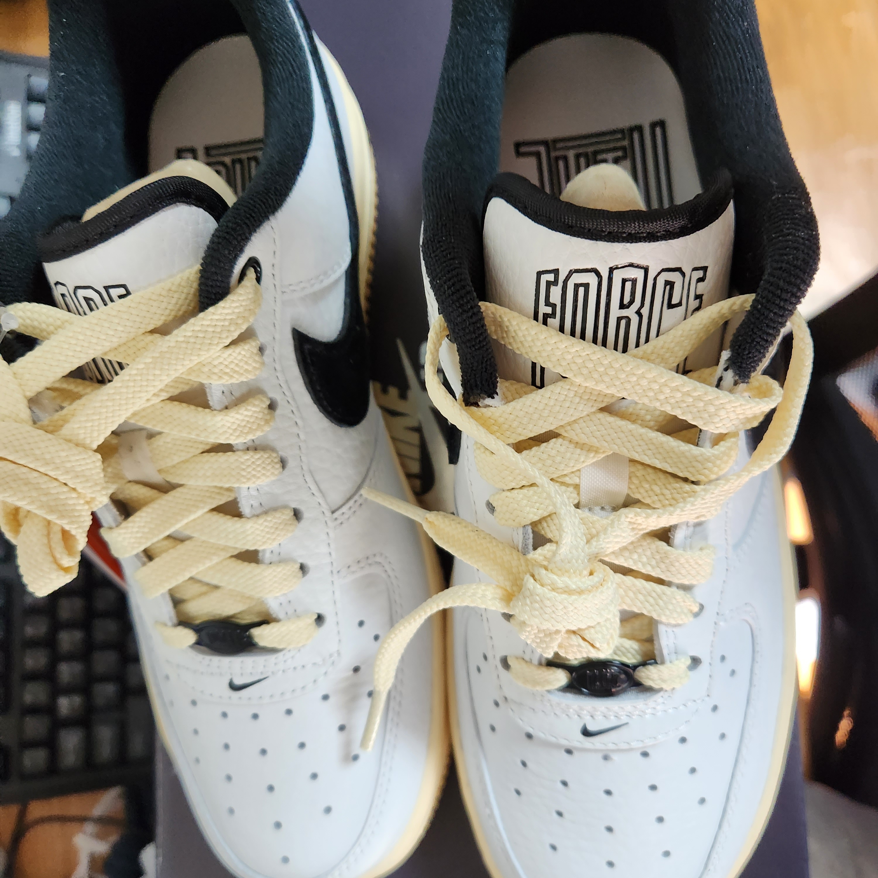 (W) Nike Air Force 1 '07 LX Black and Summit White 착용 스타일 - 3