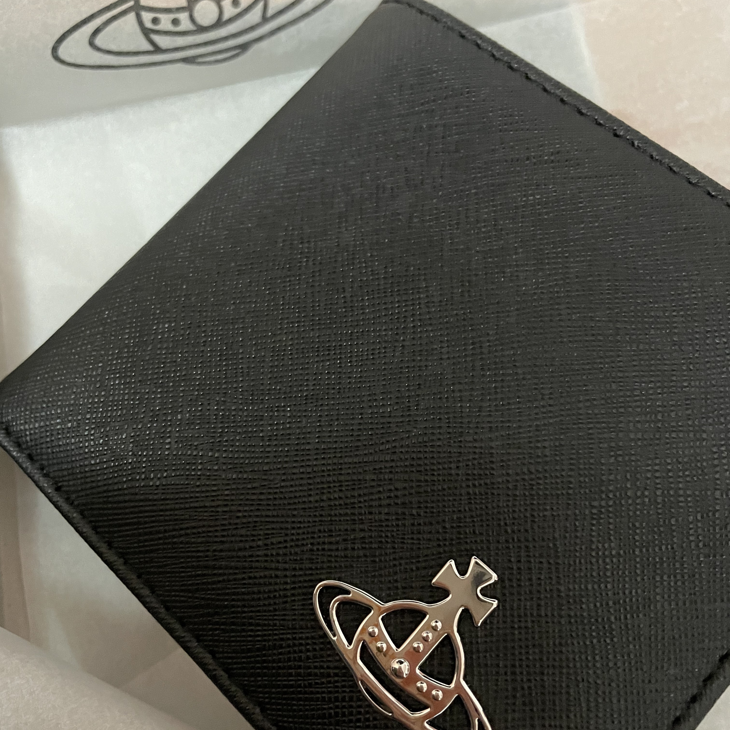 Vivienne Westwood Derby Bill Fold Wallet with Coin Pocket Black 착용 스타일