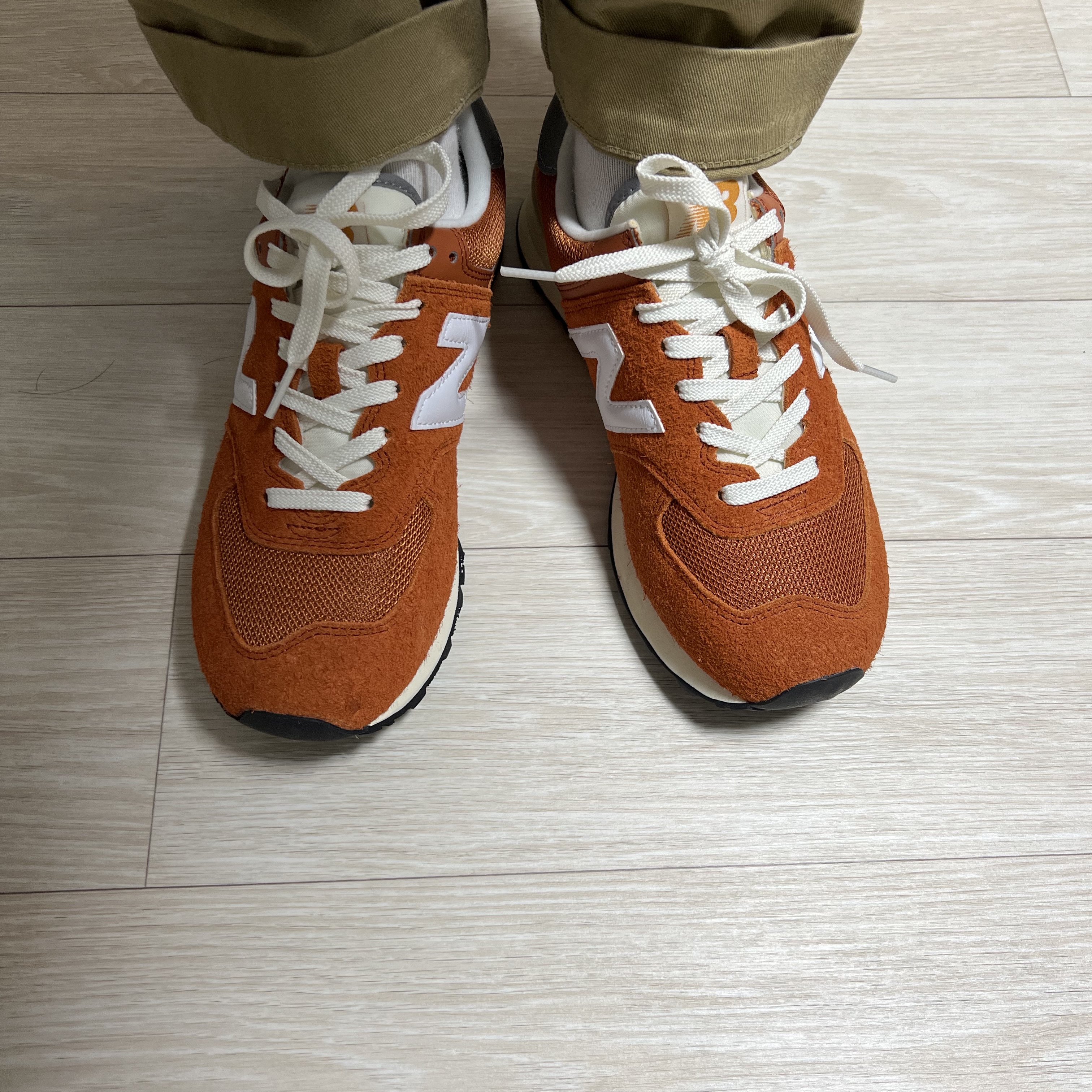 New Balance 574 Heritage Orange Burst White 착용 스타일 - 2