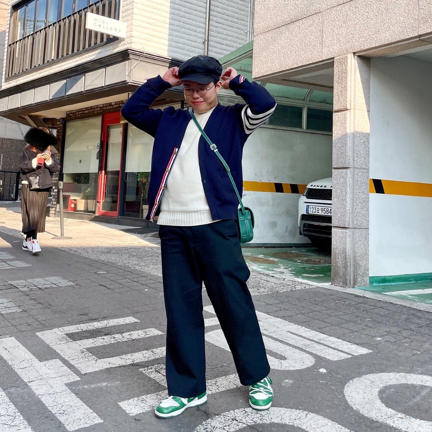 (W) Prada Prada Re-Nylon Hat Black, Nike x Off-White Dunk Low Pine Green 착용 스타일 - 2