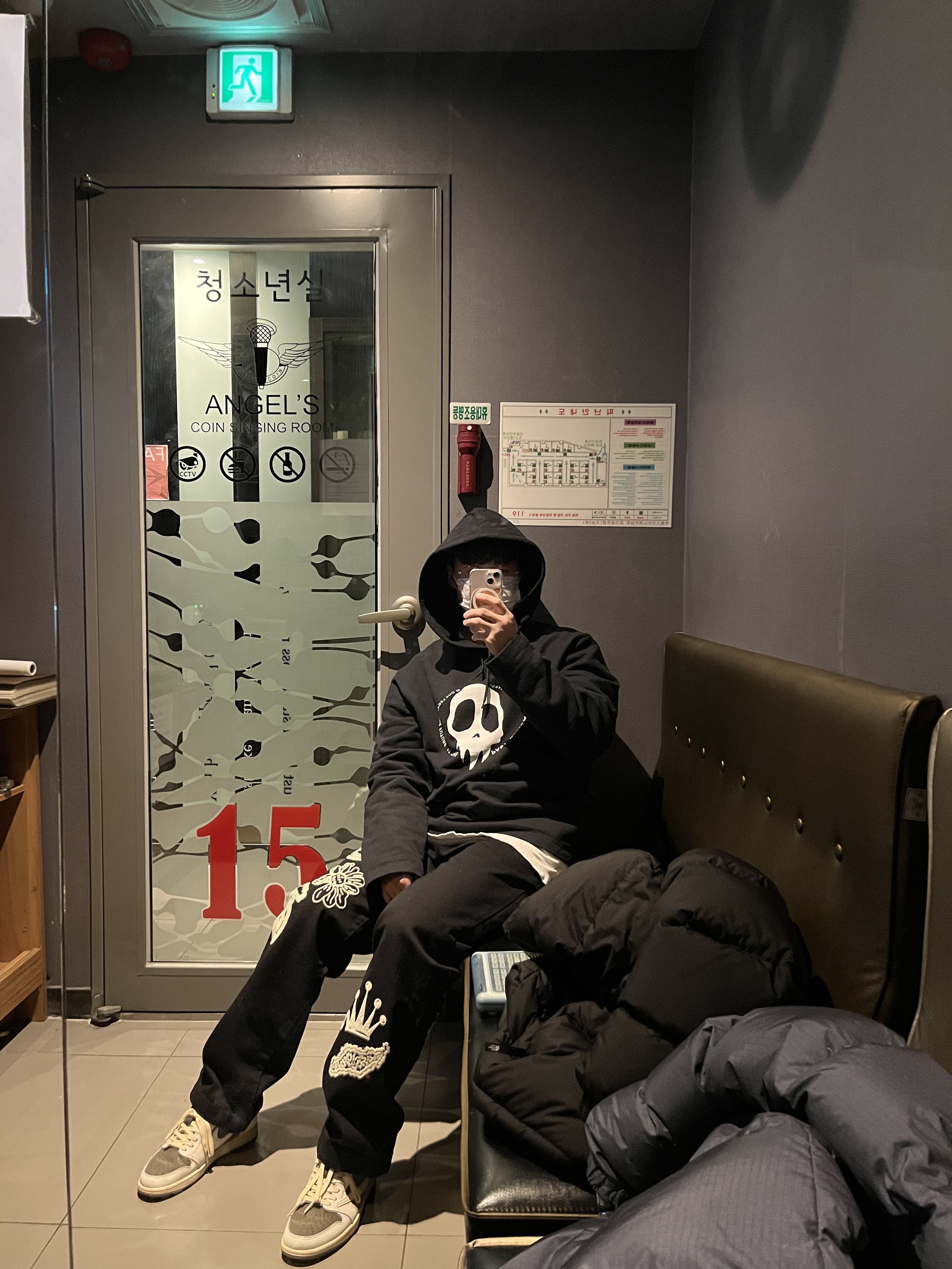 Our Legacy Loose Hoodie Maverick Skull Print Black, Stussy Noma Icon Beach Pants Washed Black 착용 스타일