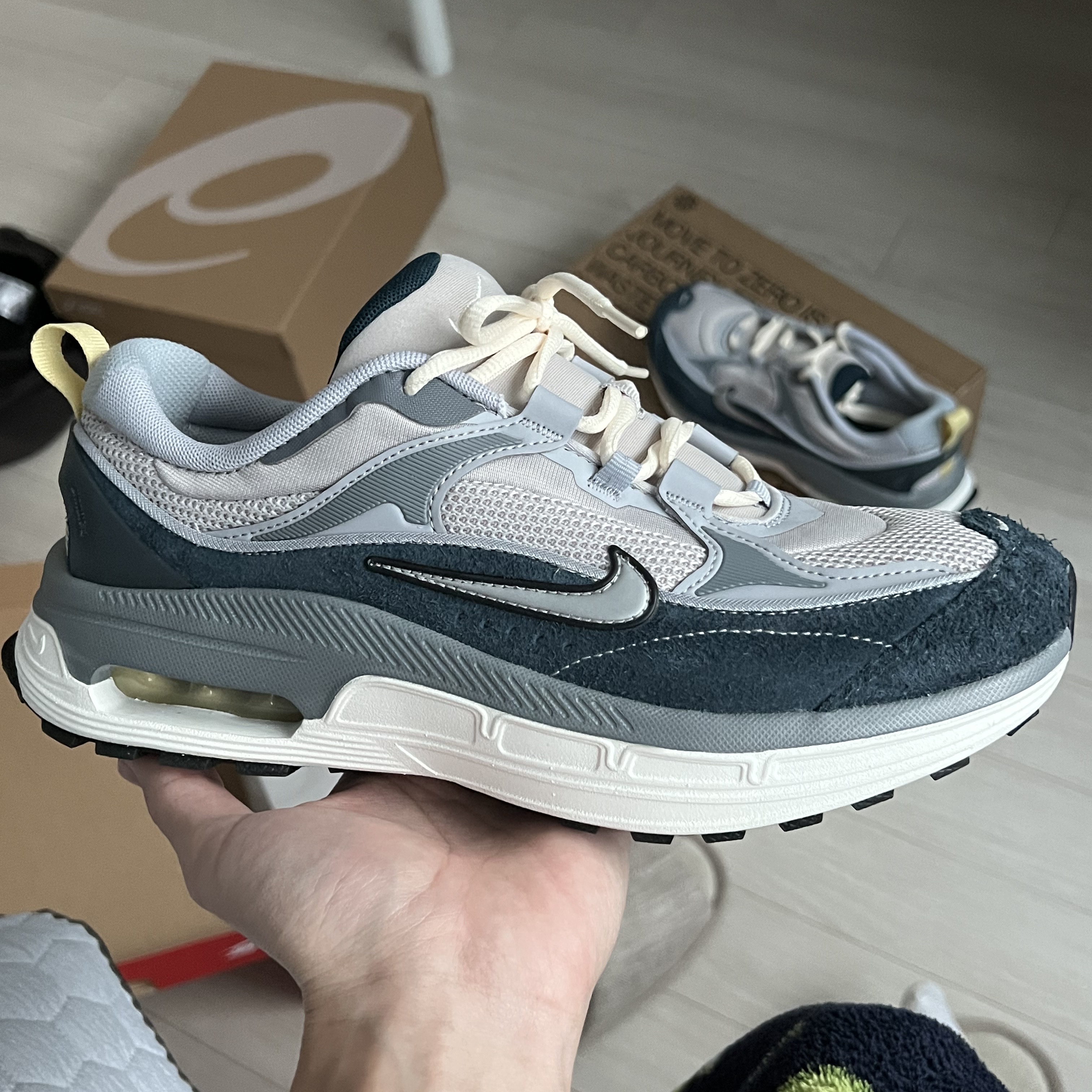 (W) Nike Air Max Bliss Light Iron Ore Armory Navy 착용 스타일 - 1