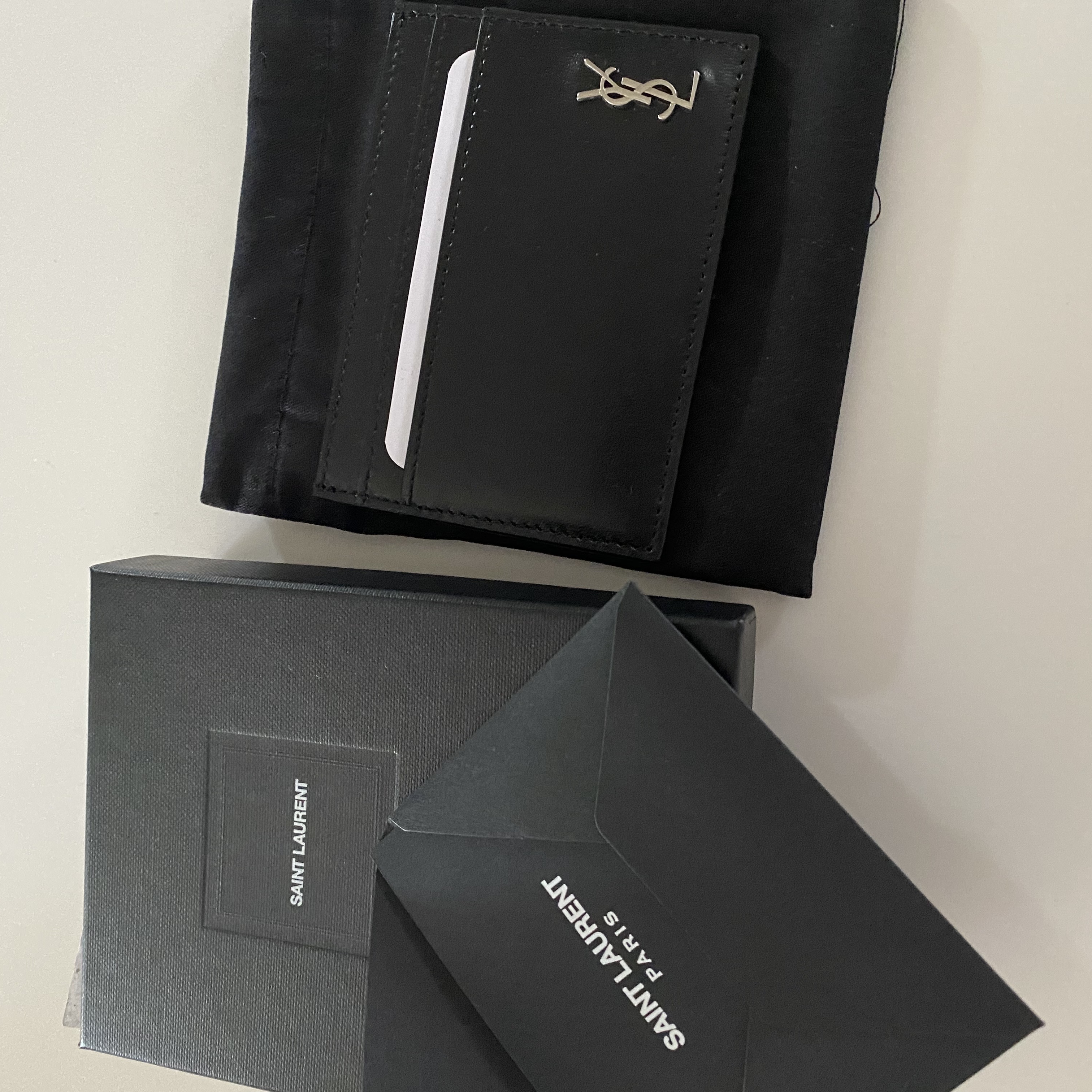 Saint Laurent Tiny Silver Monogram Card Case in Matte Leather Black 착용 스타일