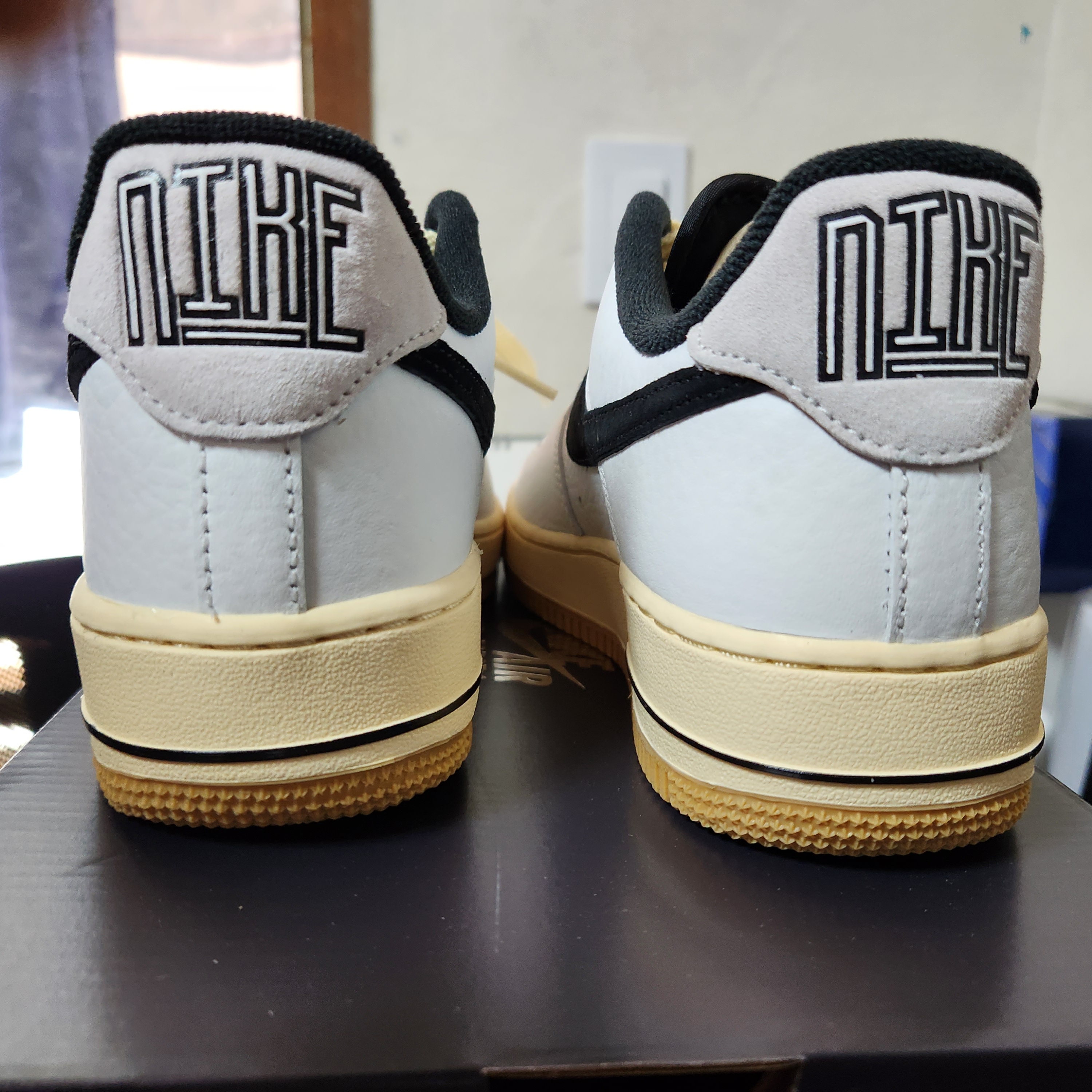 (W) Nike Air Force 1 '07 LX Black and Summit White 착용 스타일 - 4