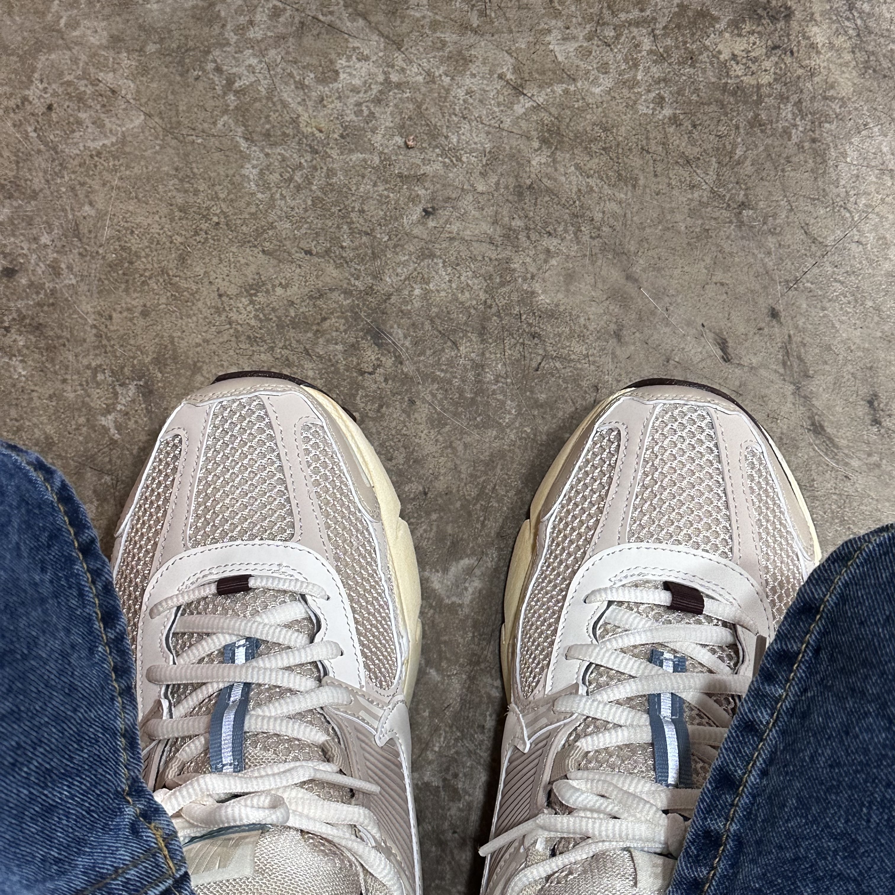 (W) Nike Zoom Vomero 5 Oatmeal 착용 스타일