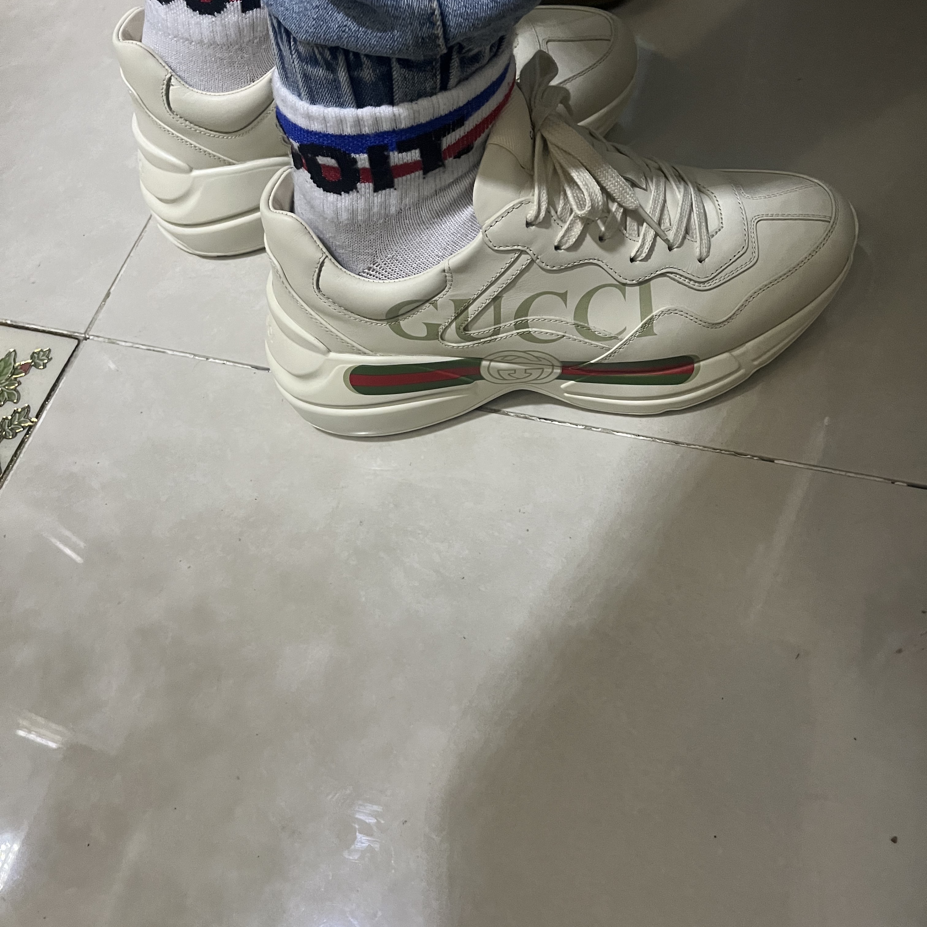 Gucci Rhyton Leather Sneakers Logo 착용 스타일