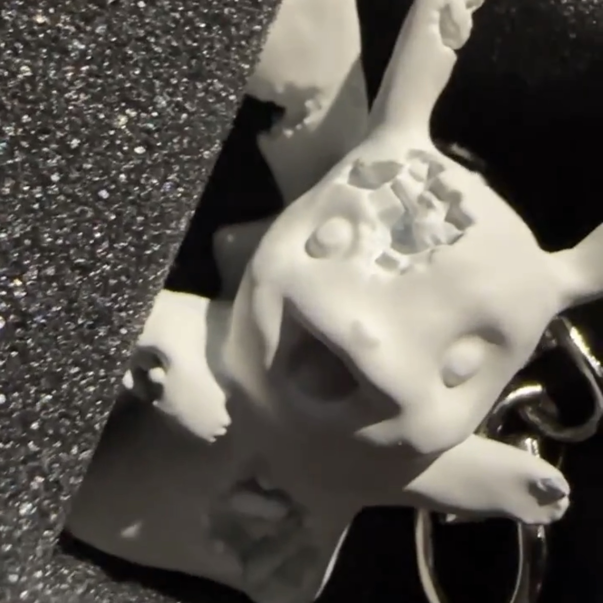 Daniel Arsham x Pokemon x 2G Tokyo Crystalized Pikachu Keychain 착용 스타일