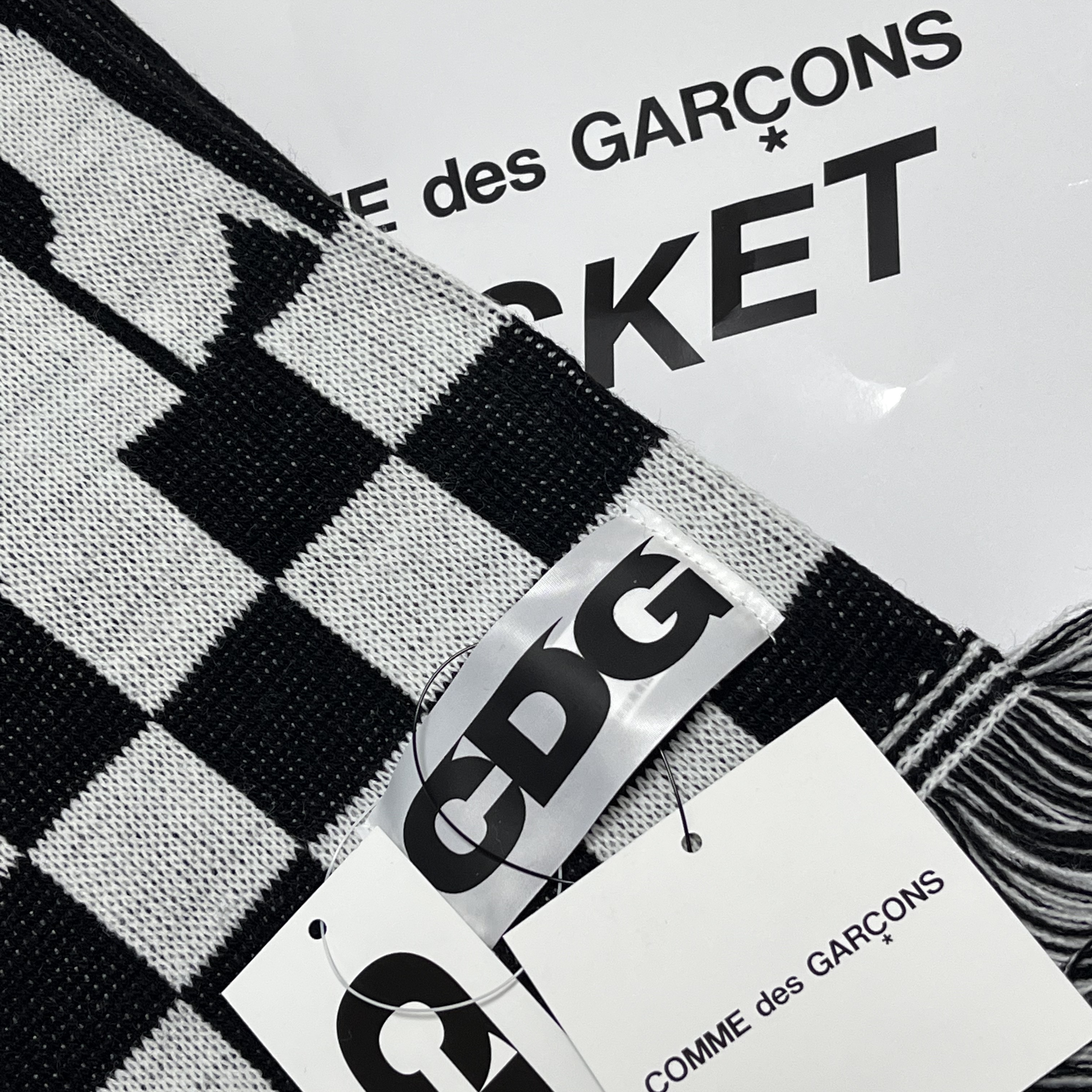 CDG Logo Check Muffler White Black 착용 스타일 - 2