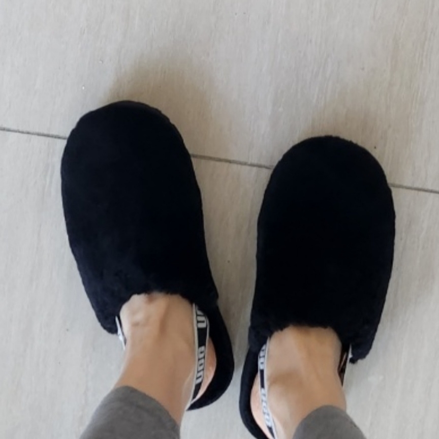 (Kids) UGG Fluff Yeah Clog Black 착용 스타일