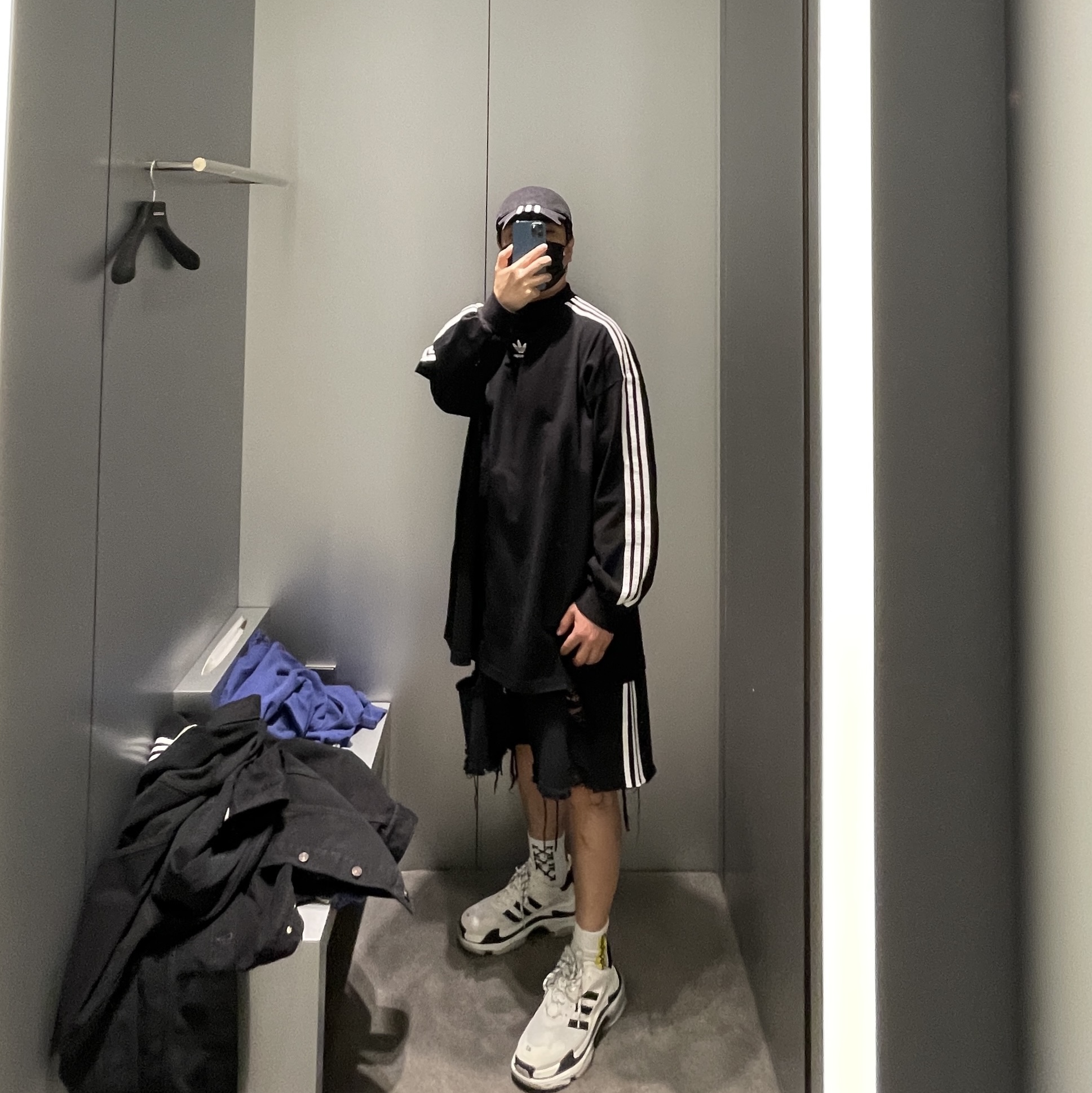 Balenciaga x Adidas Baggy Shorts Black, Balenciaga x Adidas Triple S Sneakers White Black 착용 스타일 - 4