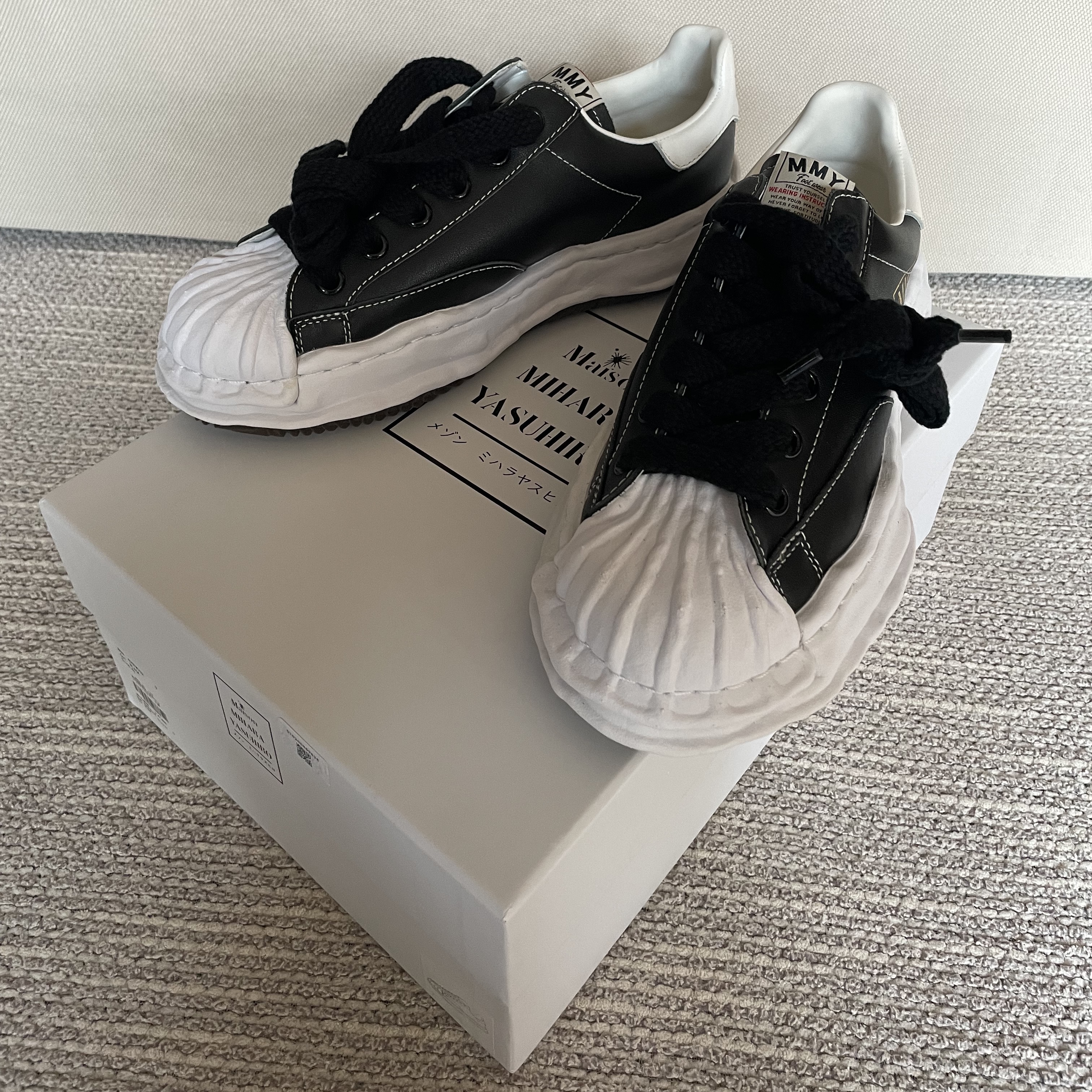 Maison Mihara Yasuhiro Blakey OG Sole Leather Low-top Sneakers Black 착용 스타일