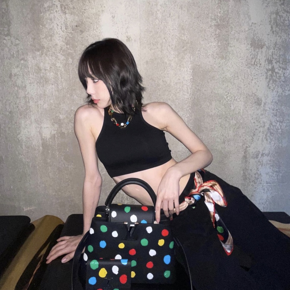 Louis Vuitton x YK Capucines MM Black, Louis Vuitton x YK Capucines Compact Wallet Black 착용 스타일 - 2
