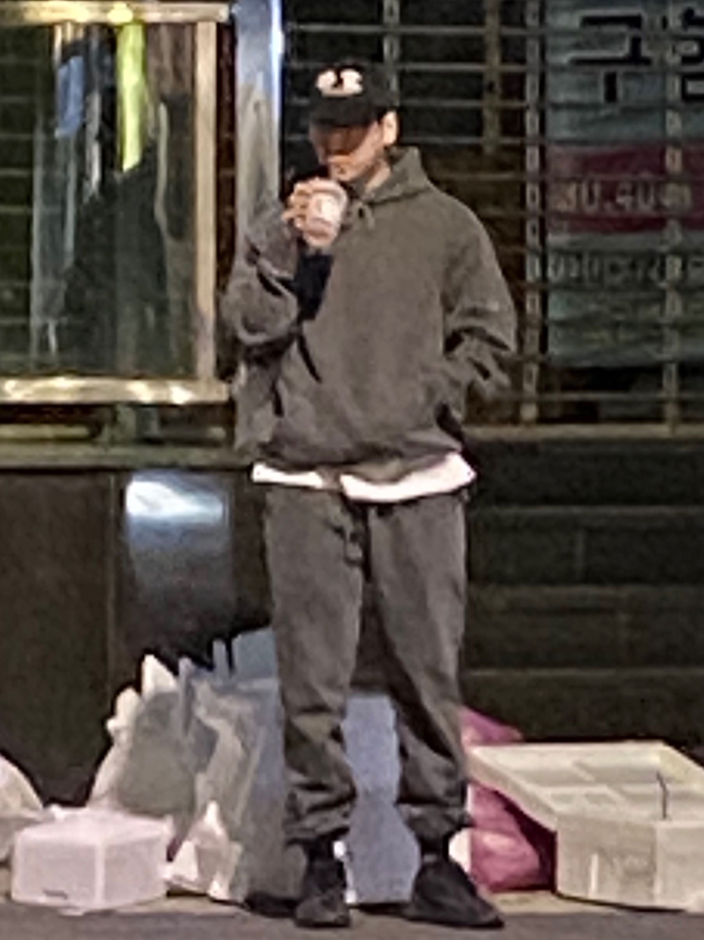Darkr8m Studio Silver Logo Cap, Adidas Yeezy Boost 700 V2 Vanta 2019 착용 스타일