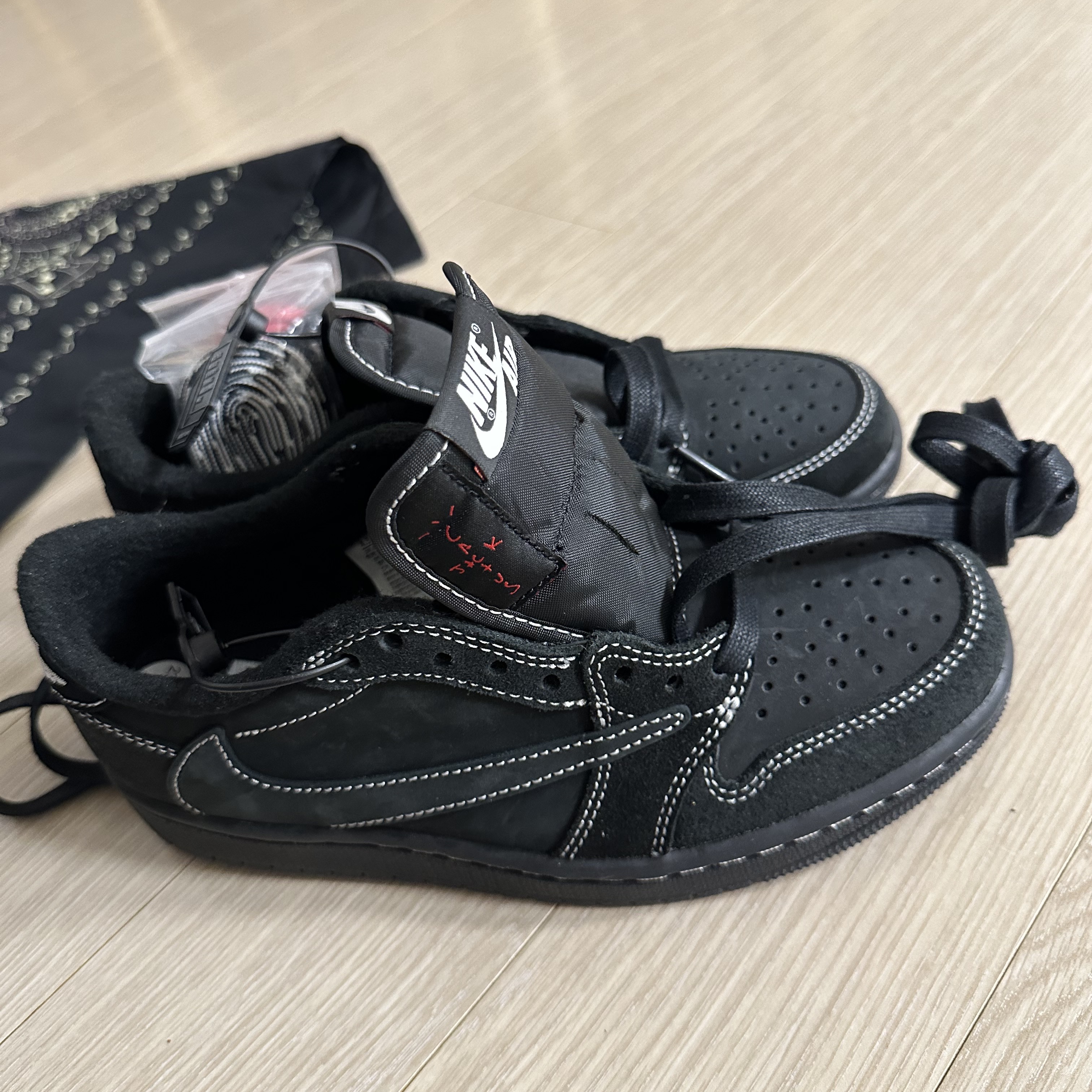 Jordan 1 x Travis Scott Retro Low OG SP Black Phantom 착용 스타일