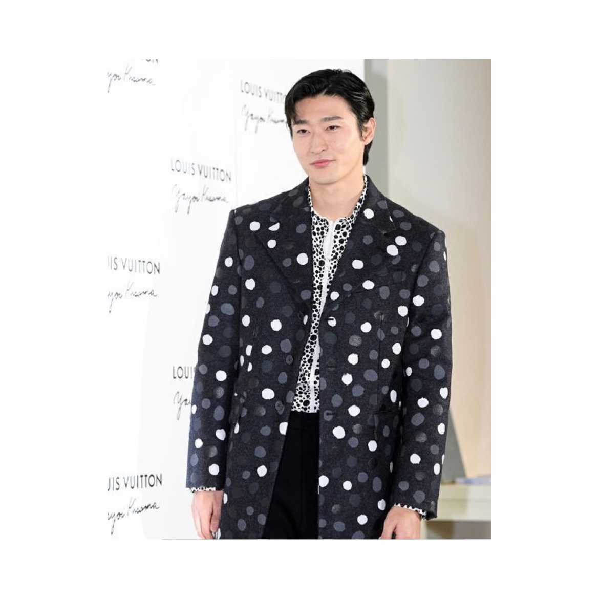 Louis Vuitton x YK Painted Dots Printed Coat Sea Lion Grey 착용 스타일 - 3