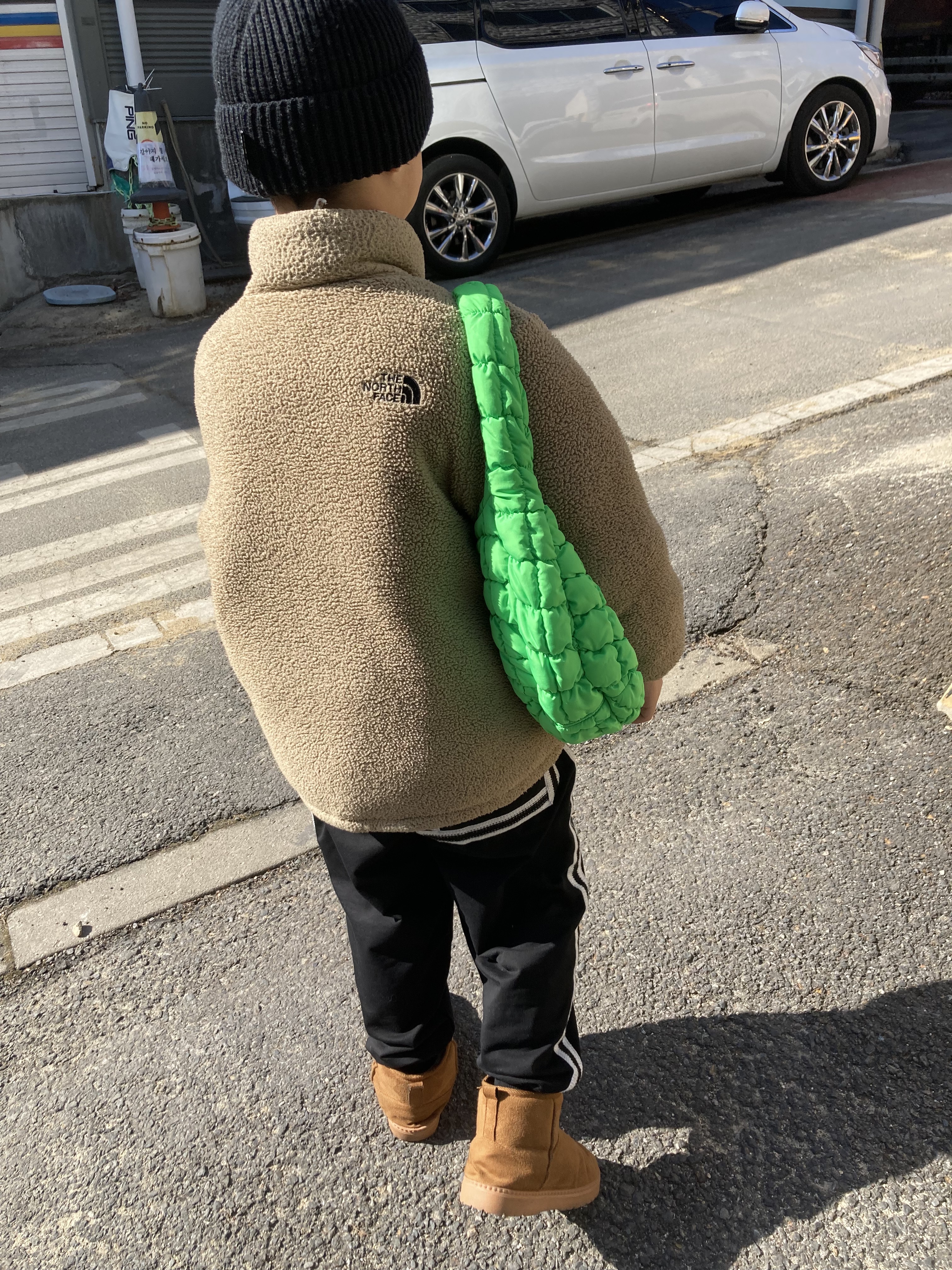 COS Quilted Mini Bag Bright Green 착용 스타일 - 2