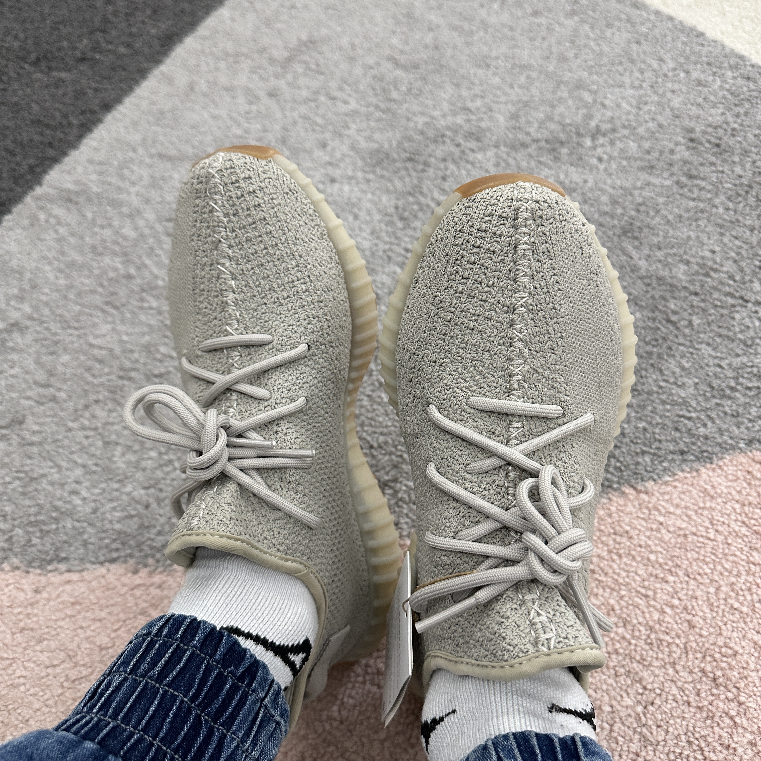 Adidas Yeezy Boost 350 V2 Sesame 2022 착용 스타일 - 2
