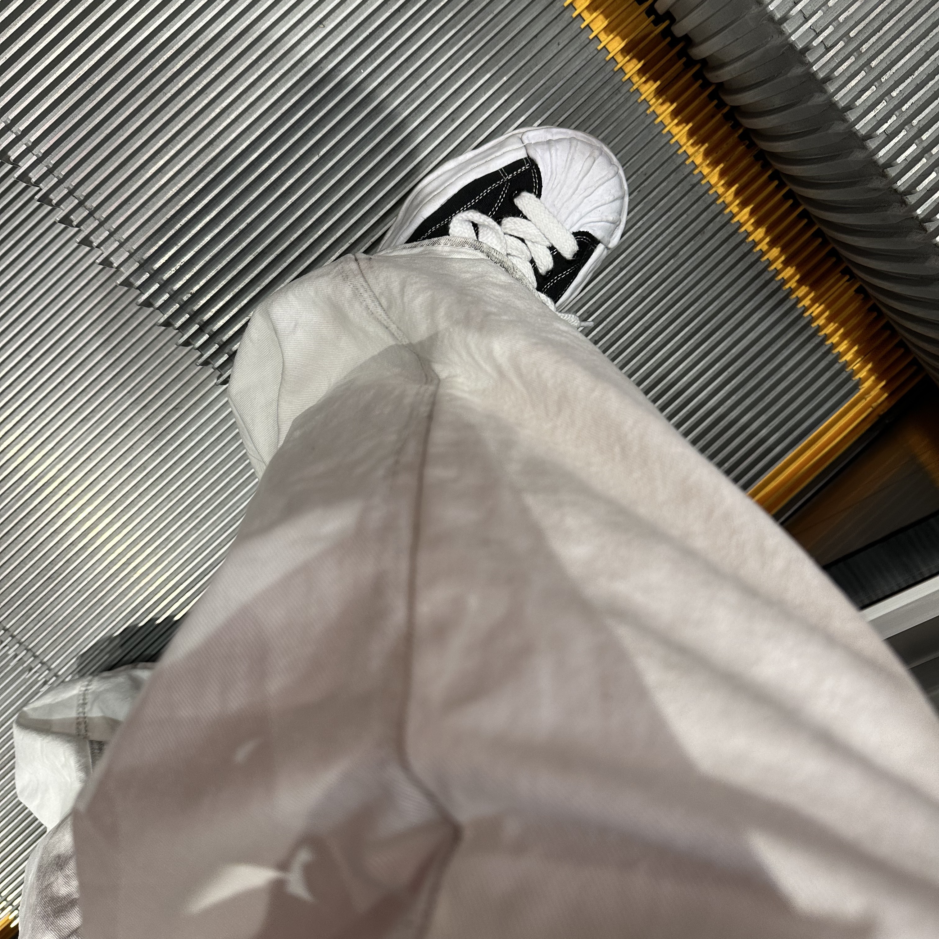Maison Mihara Yasuhiro Blakey OG Sole Canvas Low-top Sneakers Black White 착용 스타일 - 5