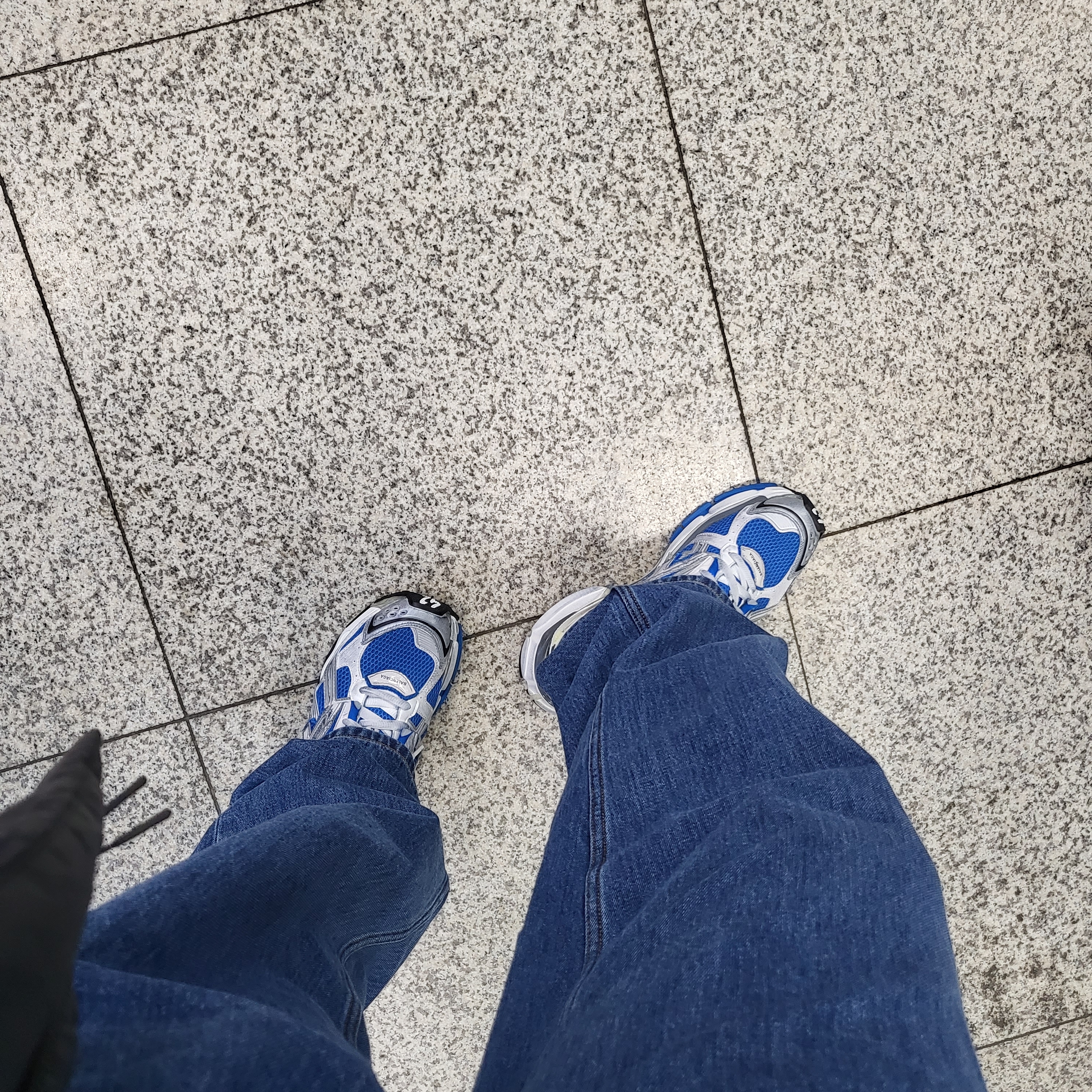 Balenciaga Runner Sneakers Blue White 착용 스타일