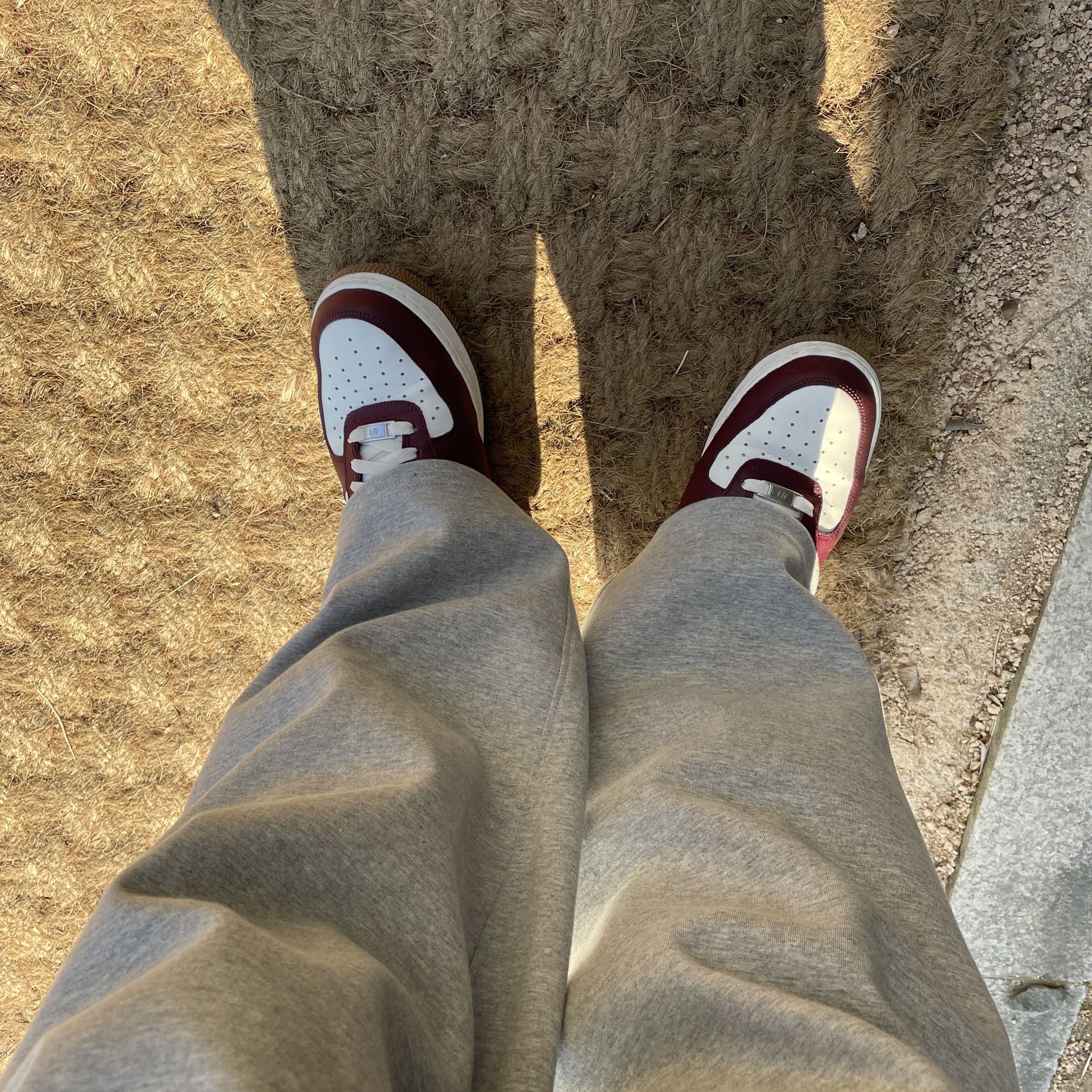 Nike Air Force 1 '07 LV8 Night Maroon 착용 스타일 - 2