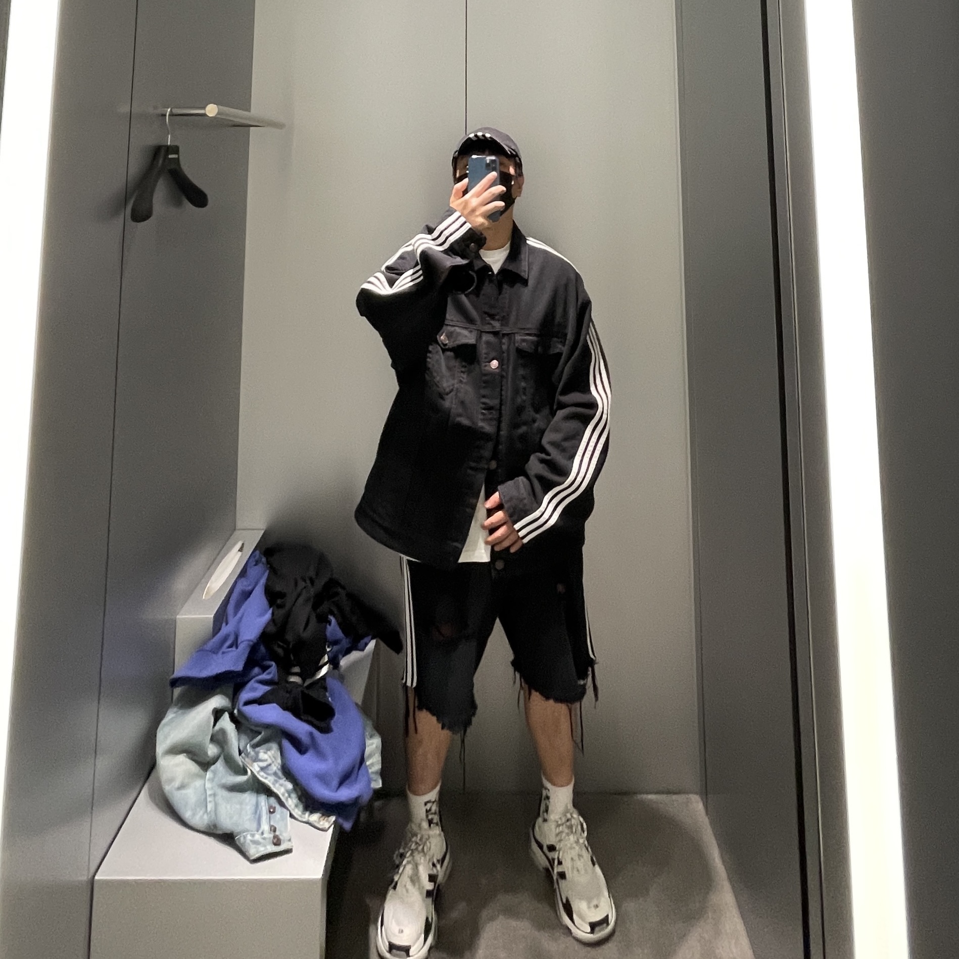 Balenciaga x Adidas Baggy Shorts Black, Balenciaga x Adidas Triple S Sneakers White Black 착용 스타일 - 2